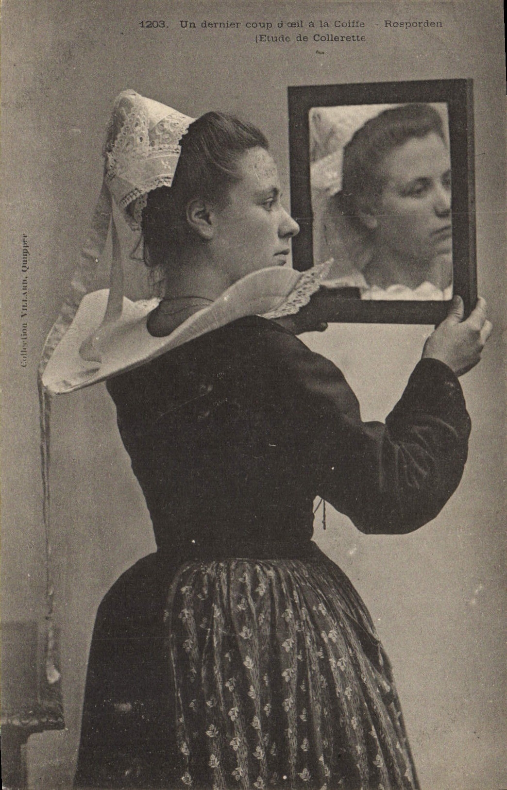 CPA Folklore Un dernier coup d'oeil a la coiffe Rosporden Etude de collerette 