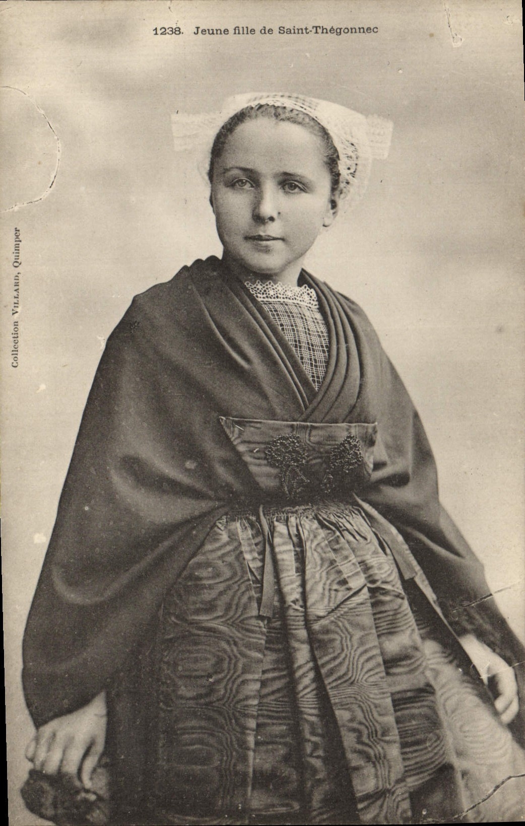 CPA Folklore Jeune fille de Thegonnec 