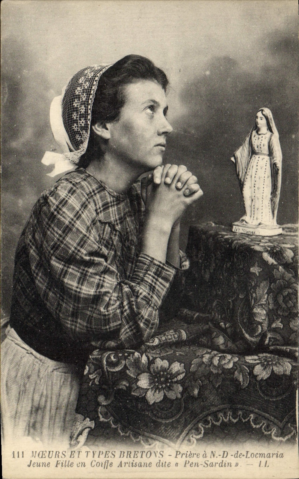 CPA Folklore Priere a ND de Locmaria Jeuen fille en coiffe artisane dite Pen Sardin 