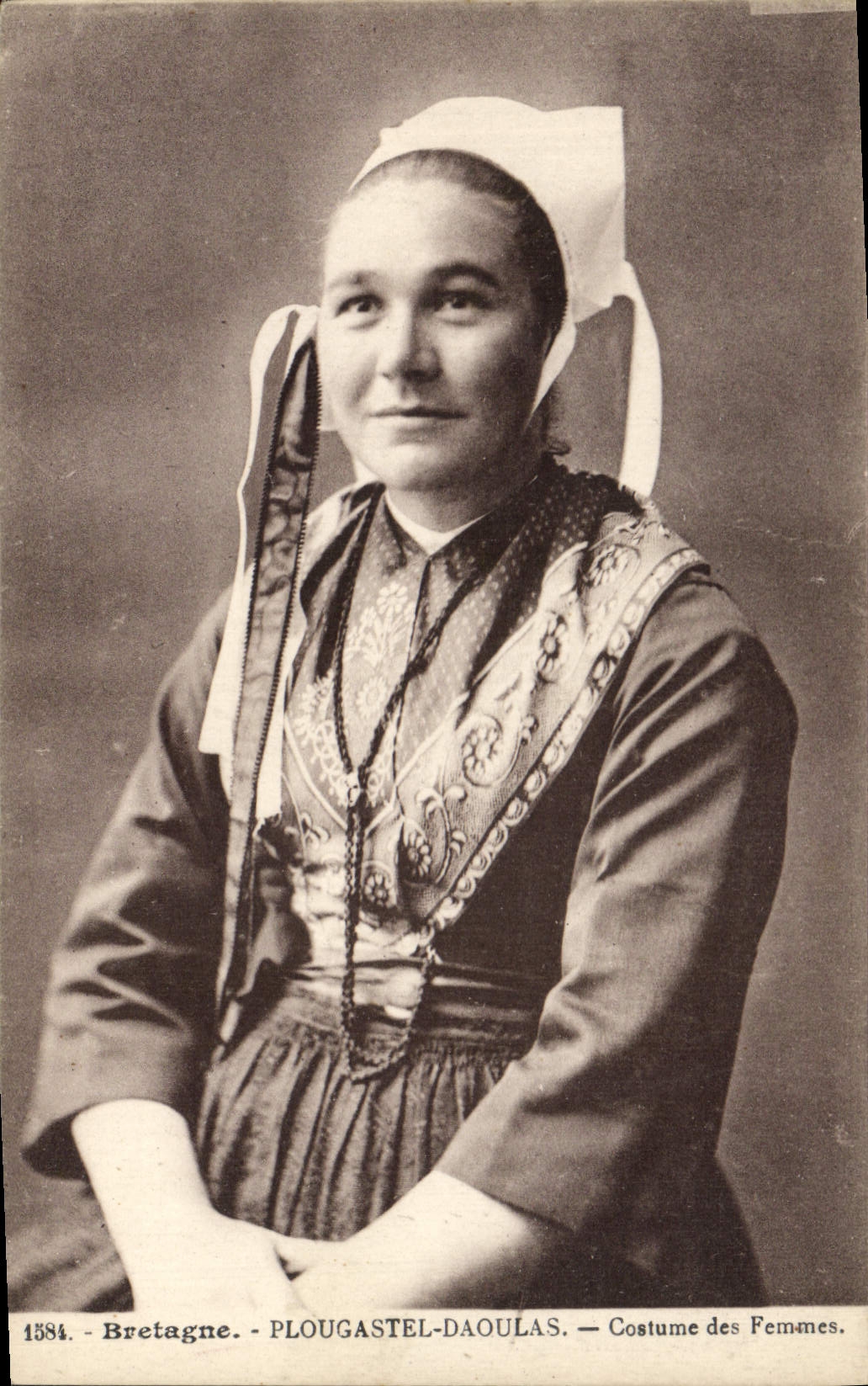 CPA Folklore Plougastel Daoulas Costume des femmes