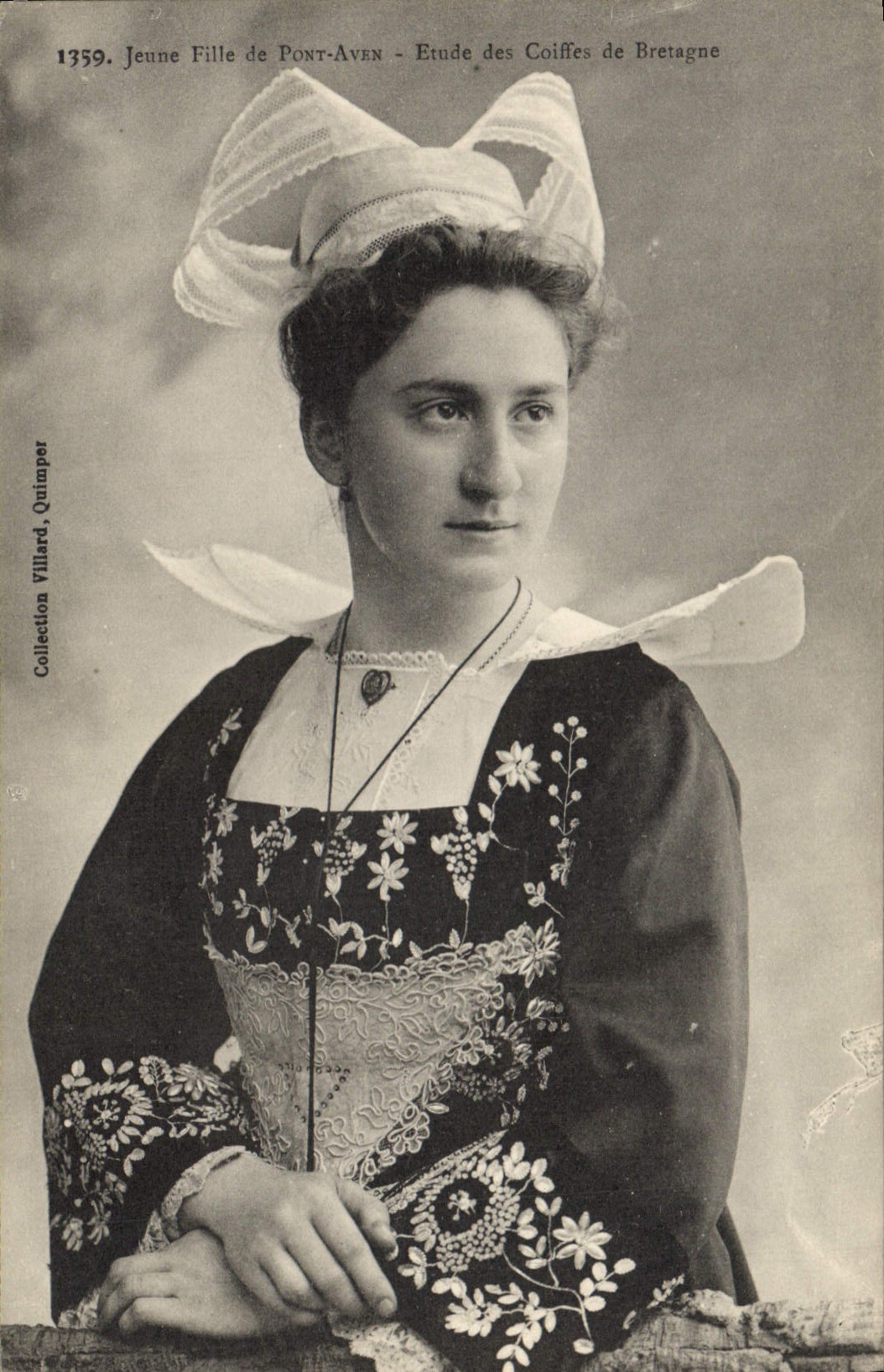 CPA Folklore Jeune fille de Pont Aven 
