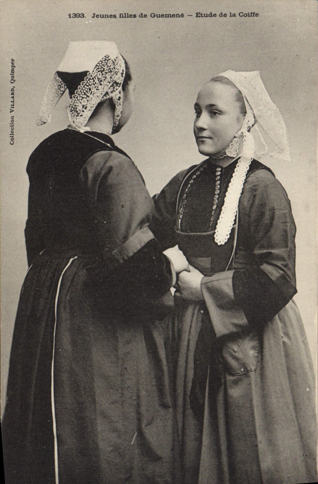 CPA Folklore Jeune fille de Guemene 