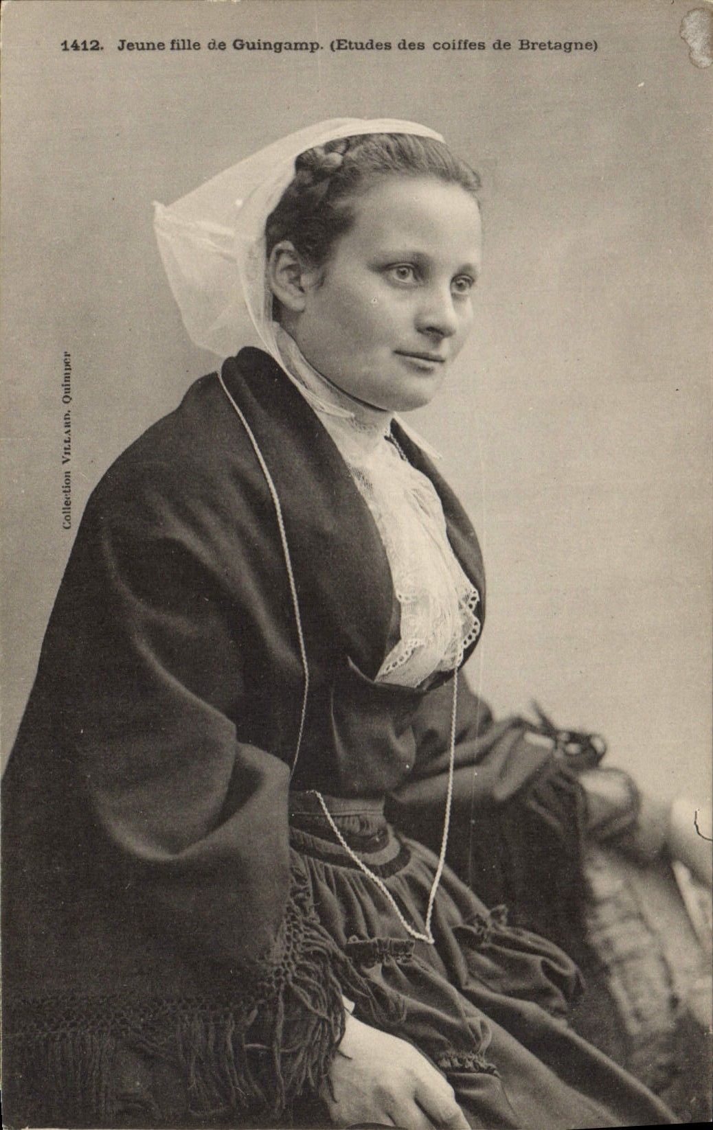CPA Folklore Jeune fille de Guingamp 