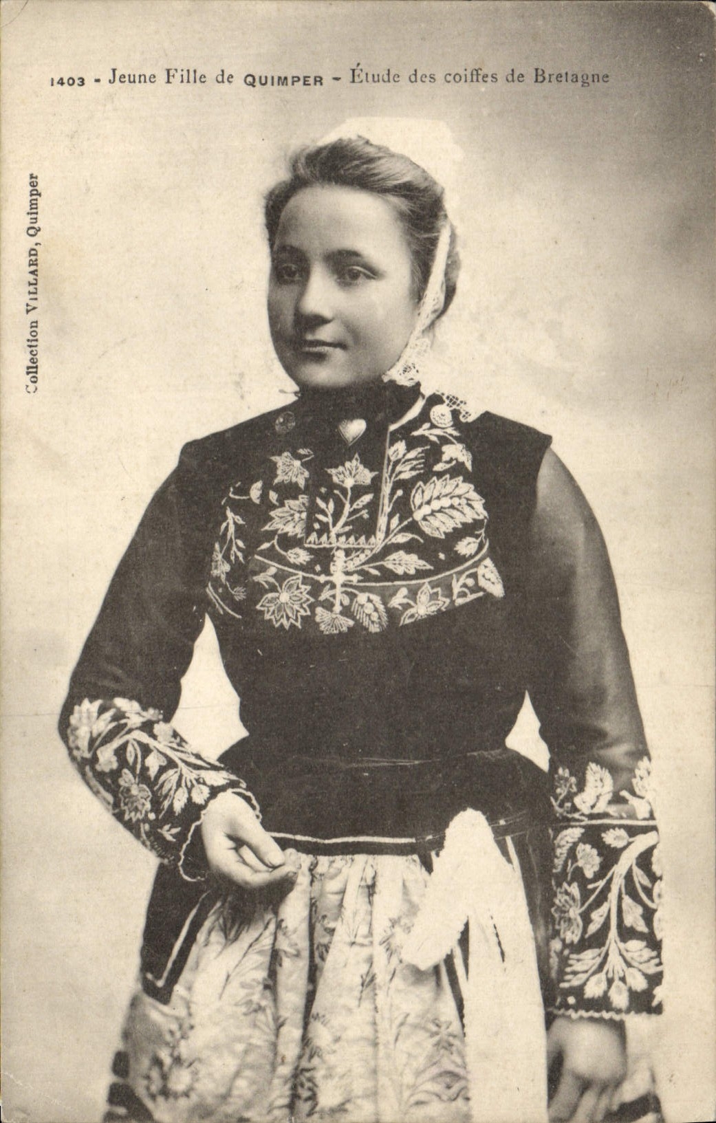 CPA Folklore Jeune fille de Quimper 