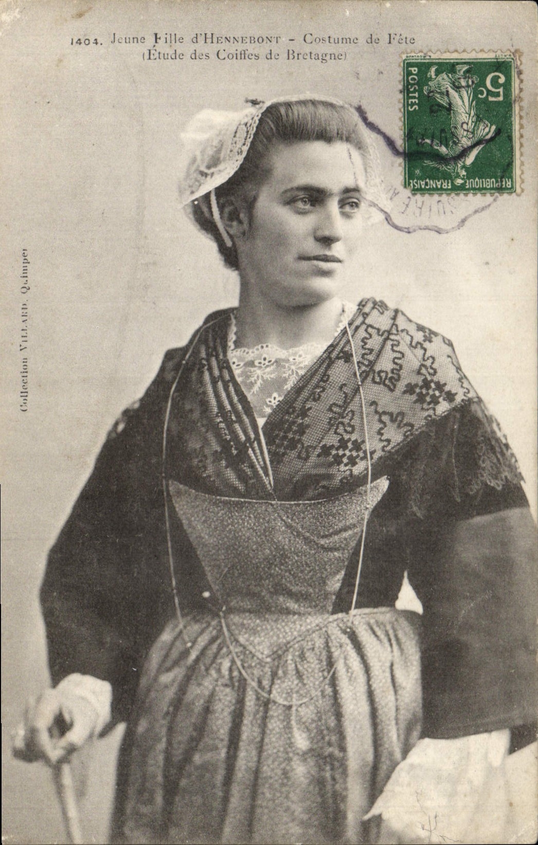 CPA Folklore Jeune fille d'Hennebont Costume de fete