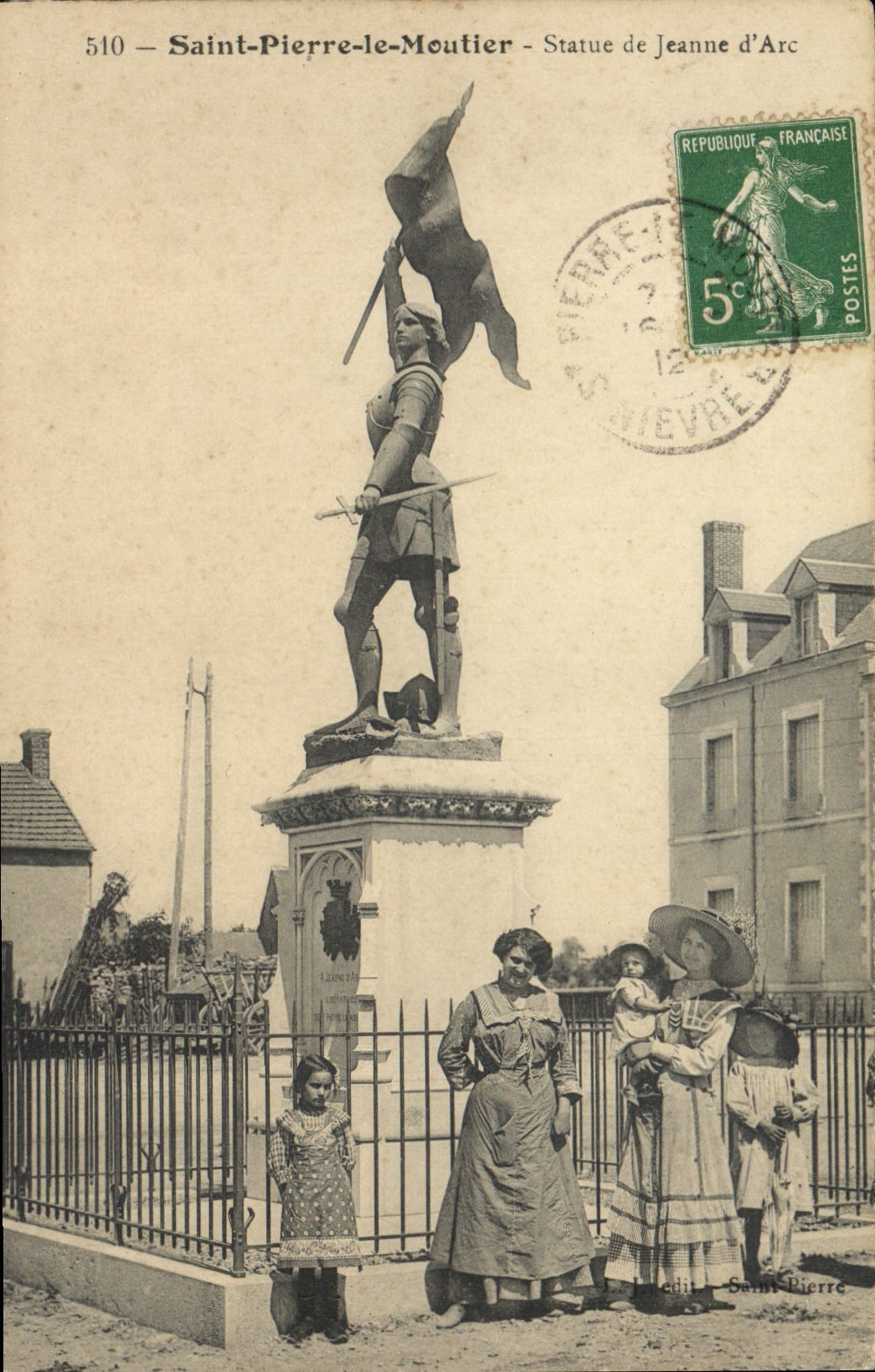 CPA Saint Pierre le Moutier Statue de Jeanne d'Arc
