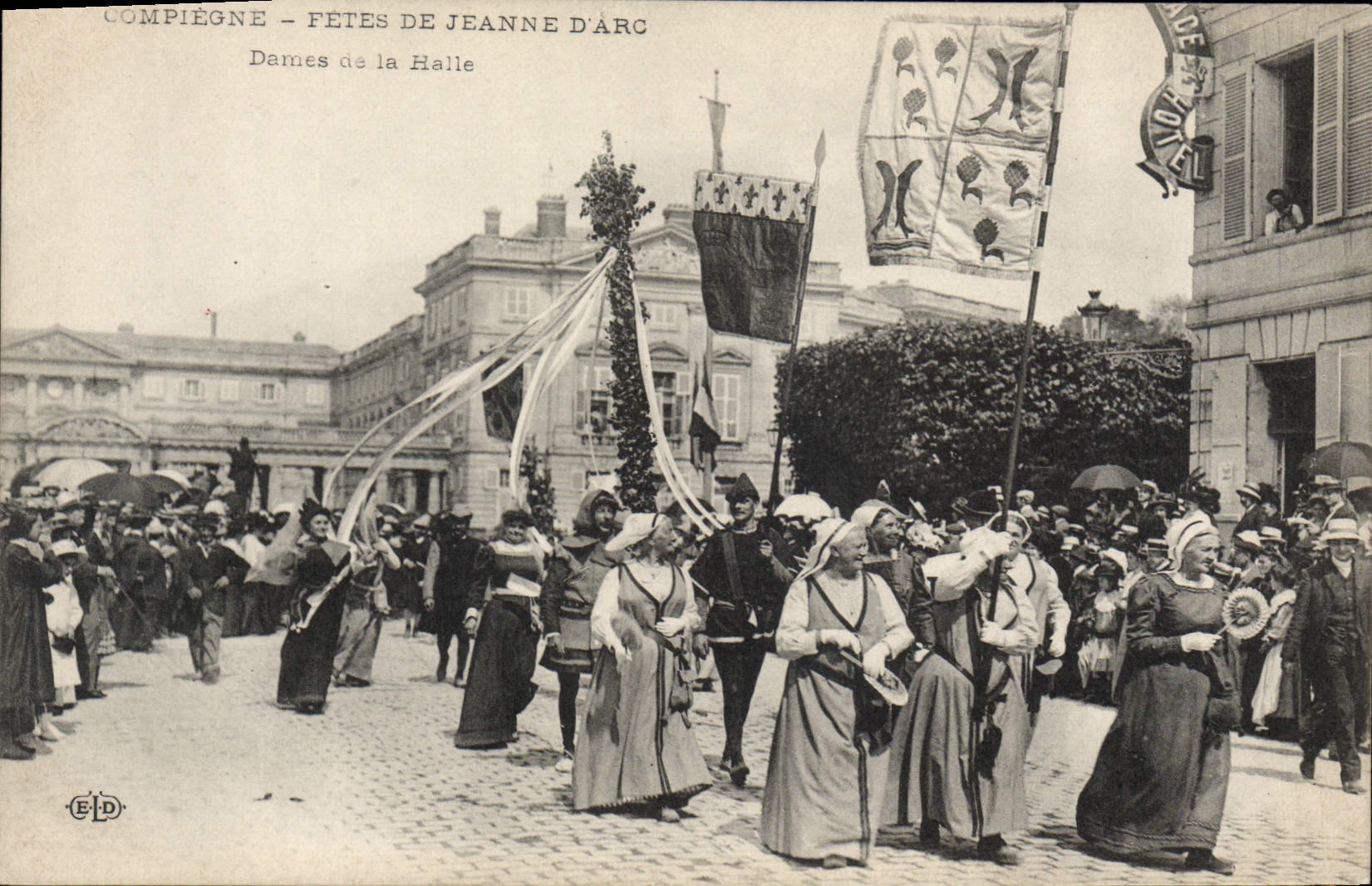 CPA Compiegne Fetes de Jeanne d'Arc Dames de la halle 
