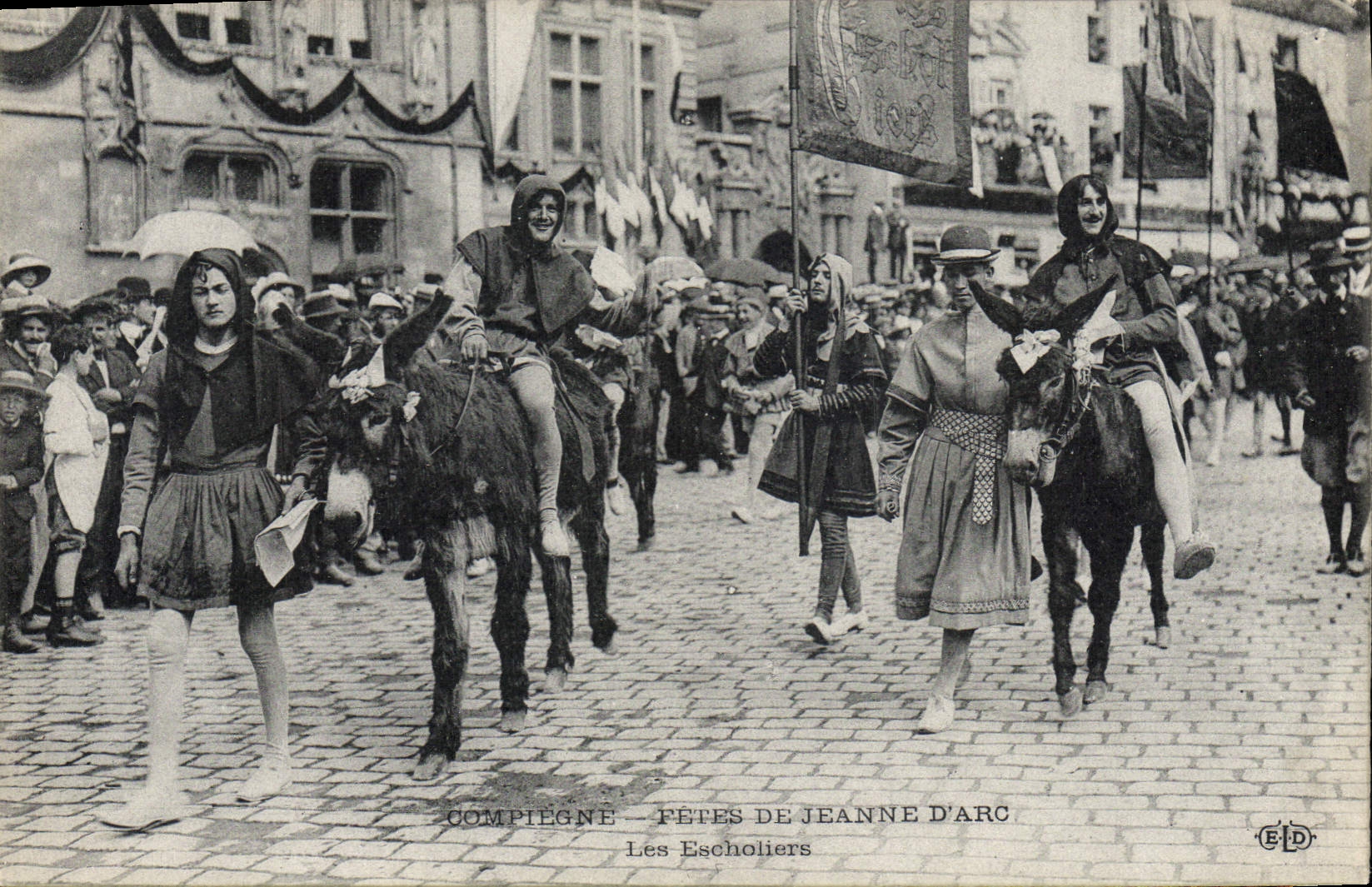 CPA Compiegne Fetes de Jeanne d'Arc Les Escholiers Ane Mule