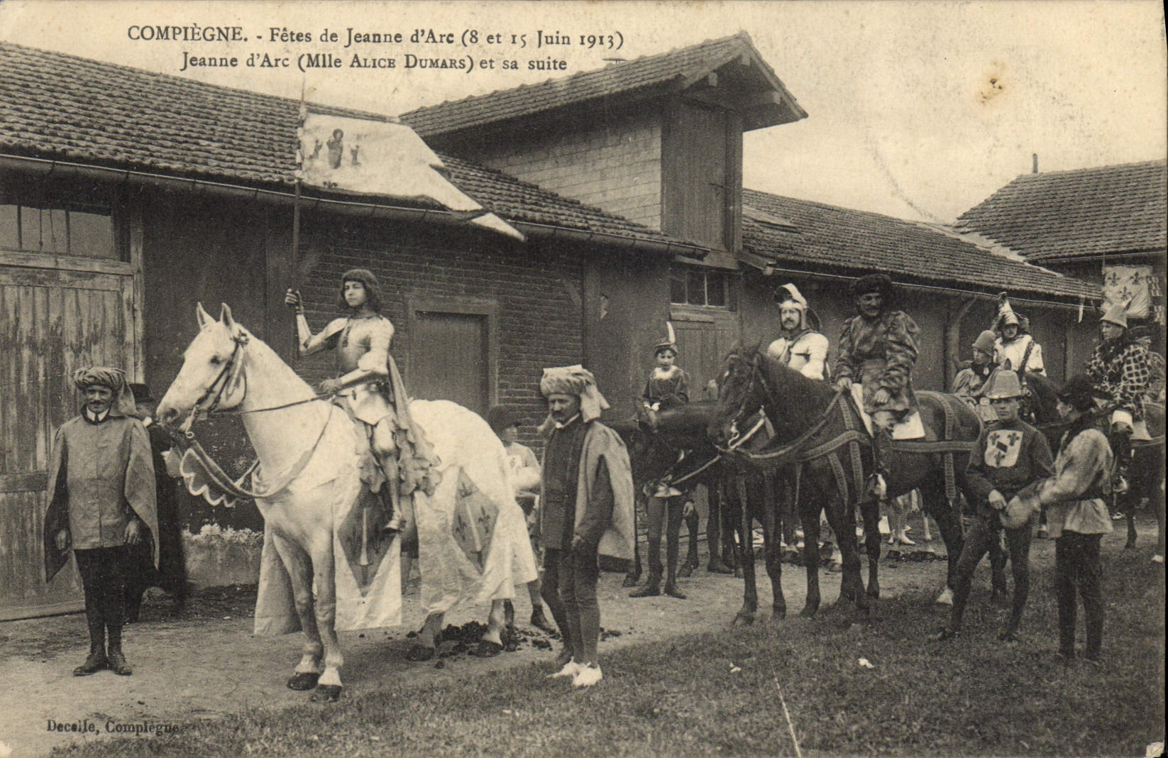 CPA Compiegne Fetes de Jeanne d'Arc Mlle Alice Dumars et sa suite 8 et 15 juin 1913