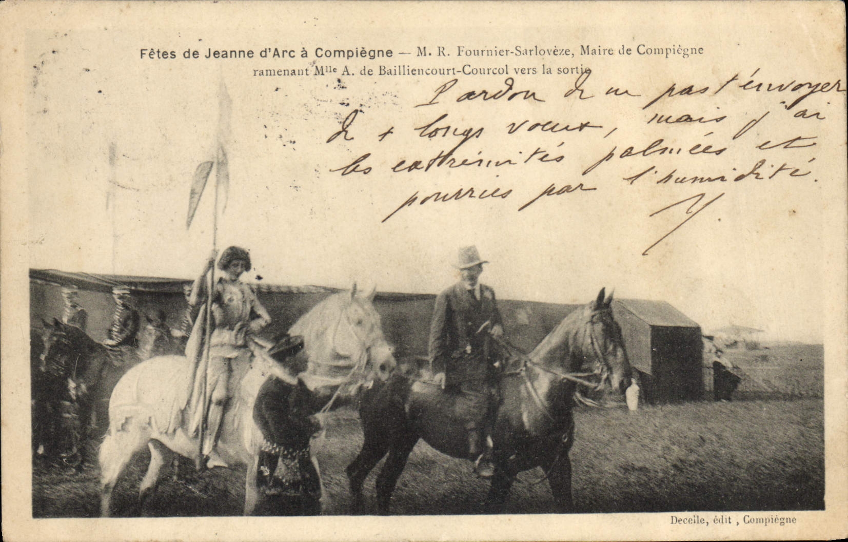 CPA Fetes de Jeanne d'Arc a Compiegne MR Fournier Sarloveze Marie de Compiegne ramenant Mme A de Bailliencourt Courcol vers la sortie 