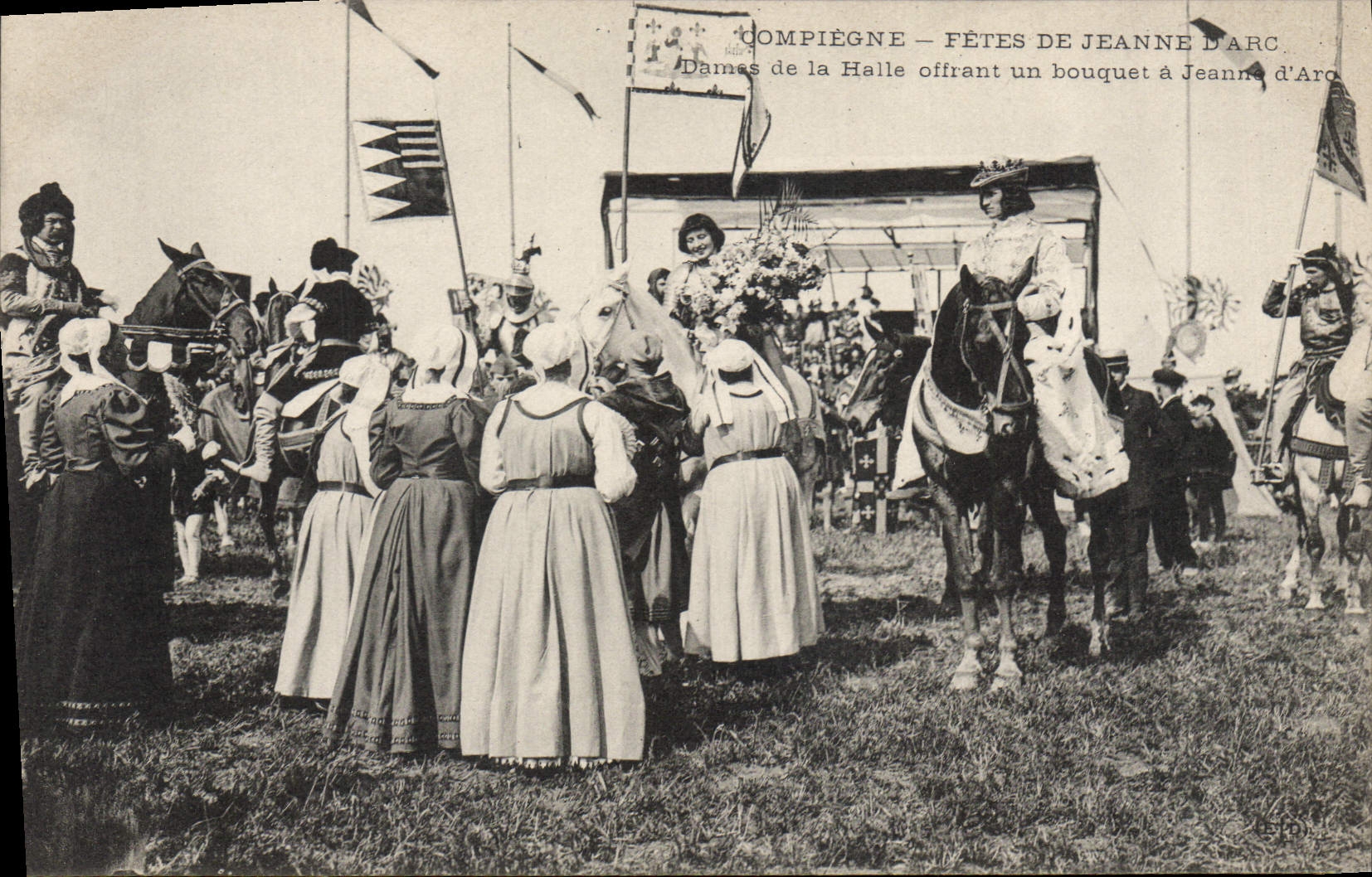 Postal Compiègne Fiestas de Juana de Arco Damas del Mercado que ofrece un racimo a Juana de Arco