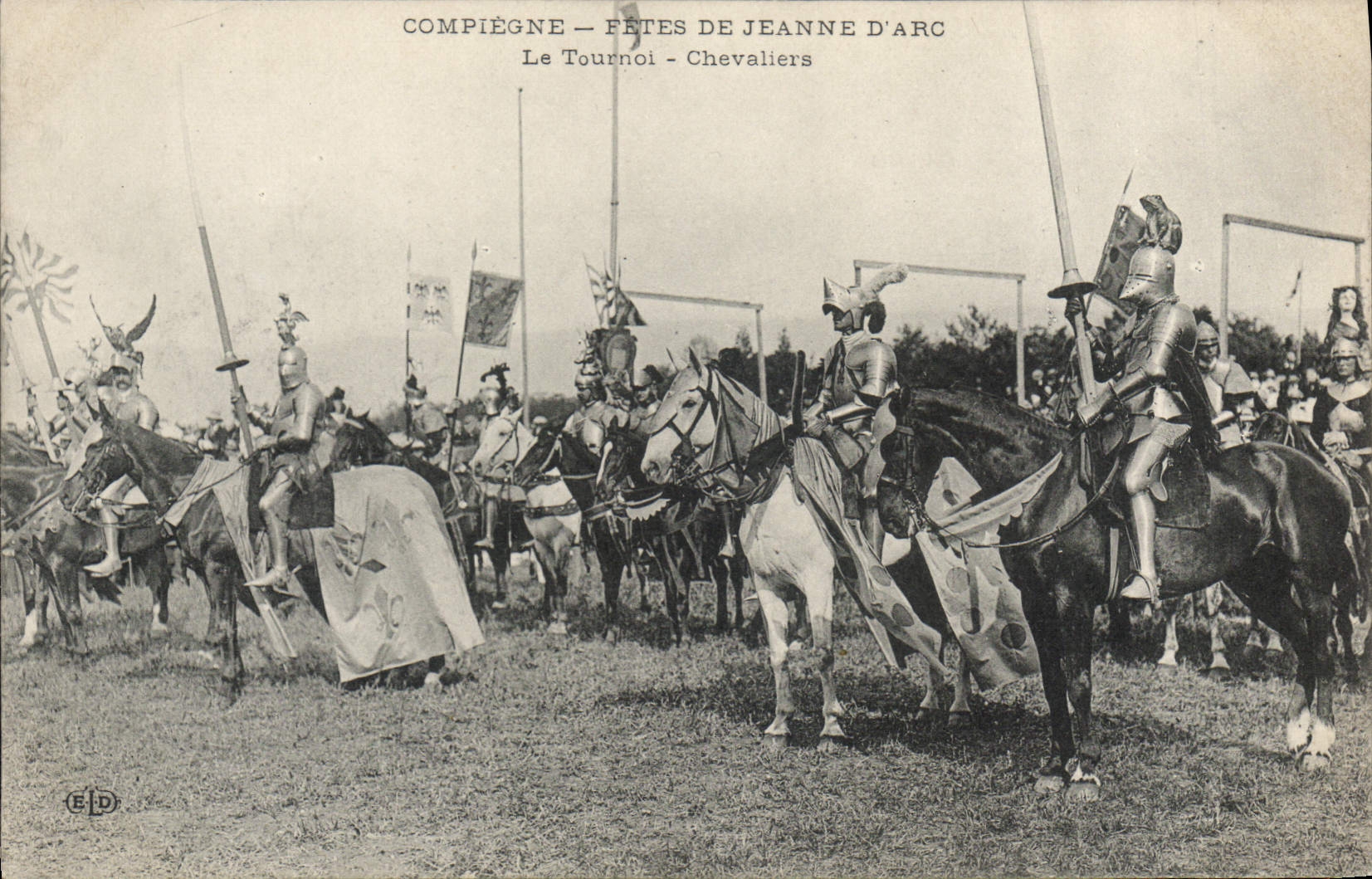 CPA Compiegne Fetes de Jeanne d'Arc Le tournoi Chevaliers
