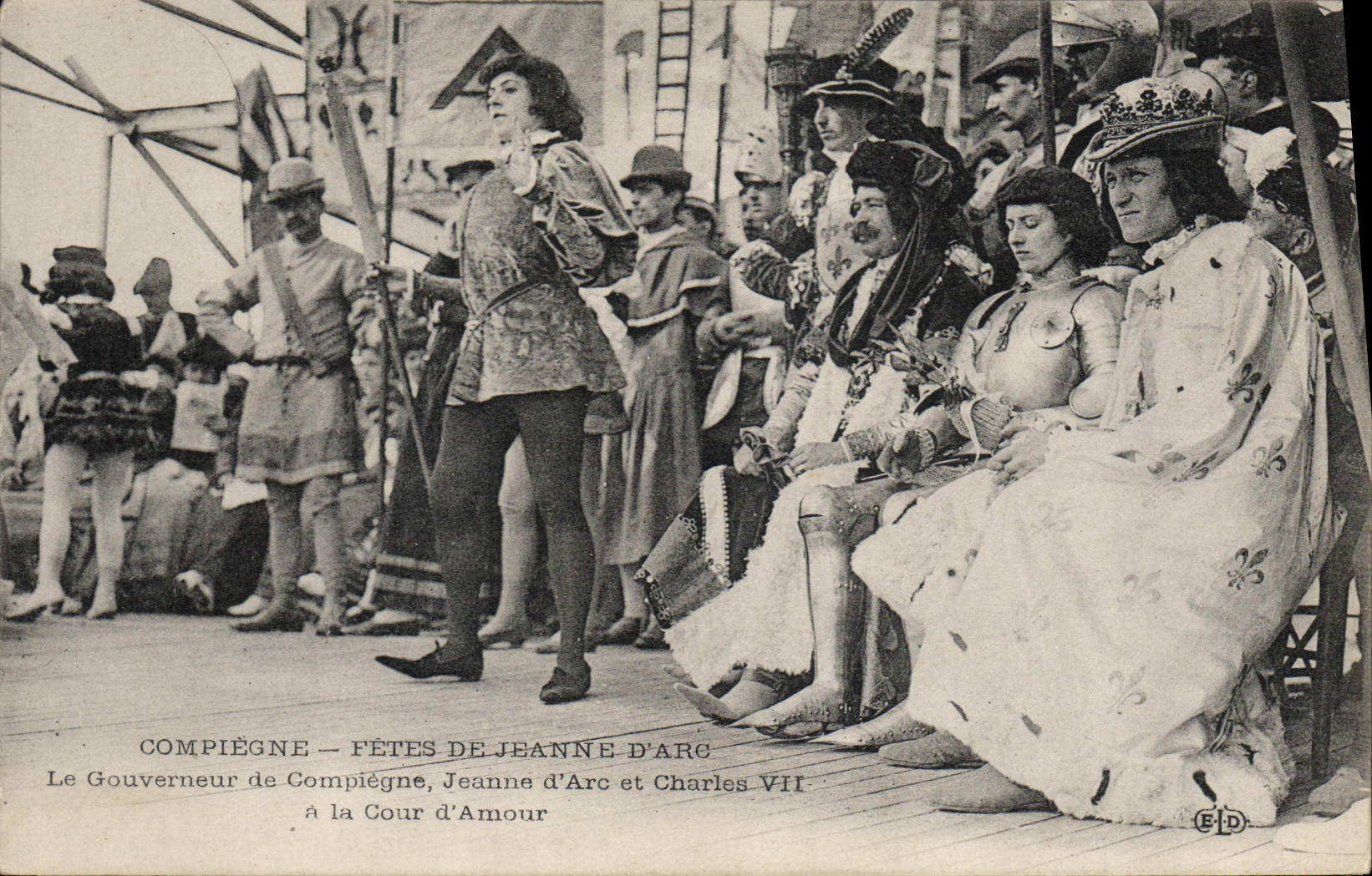 CPA Compiegne Fetes de Jeanne d'Arc Le gouverneur de Compiegne Jeanne d'Arc et Charles VII a la cour d'amour