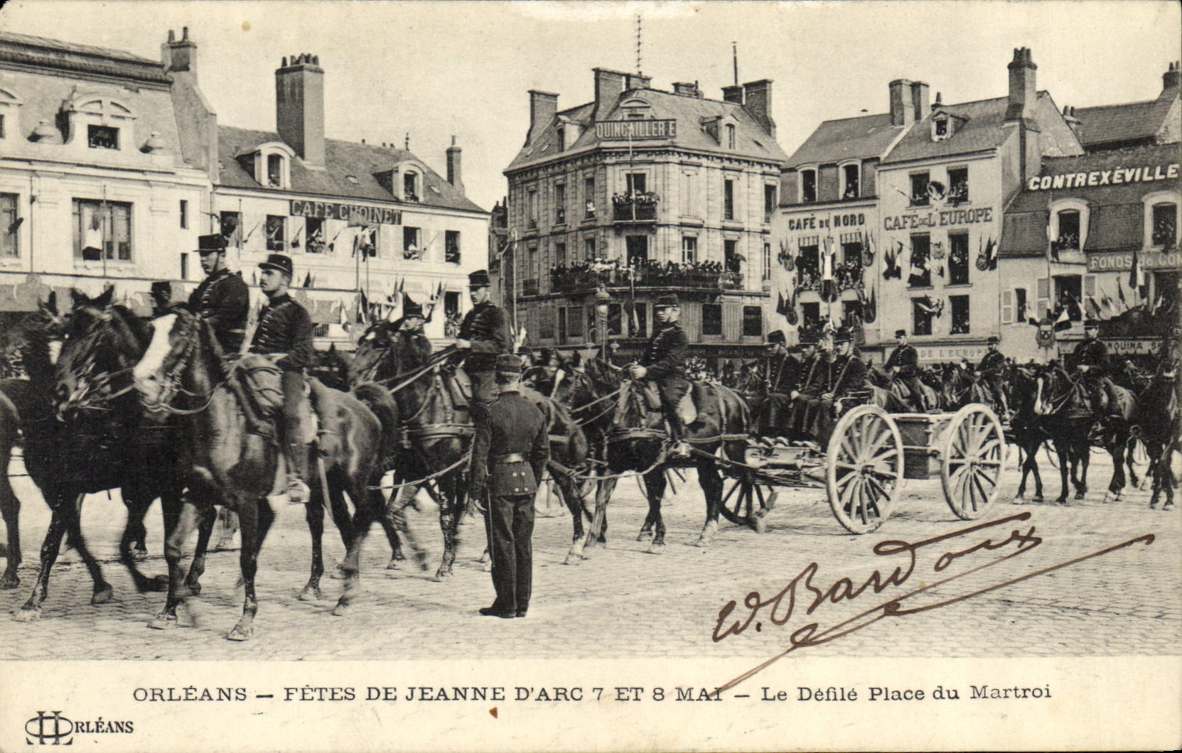 CPA Jeanne d'Arc Orleans Fetes Le defile Place du Martroi Militaria