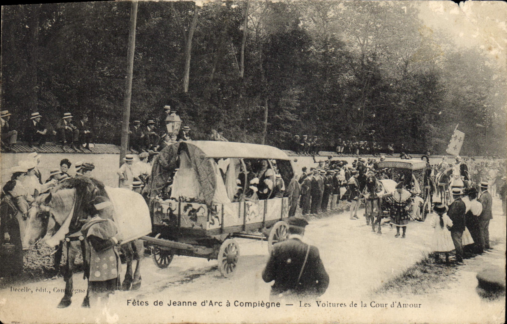 CPA Fetes de Jeanne d'Arc a Compiegne Les voitures de la cour d'amour