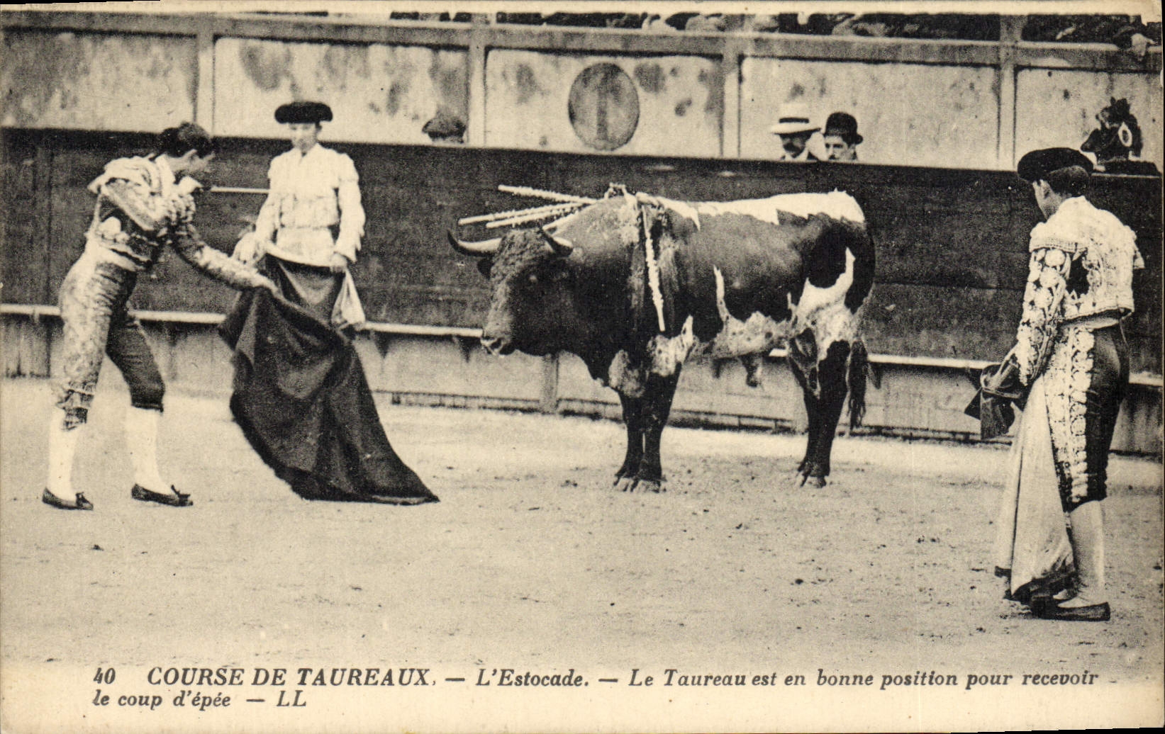Postal Corrida Corrida de toros la estocada el toro está en buena posición para recibir el golpe de espada