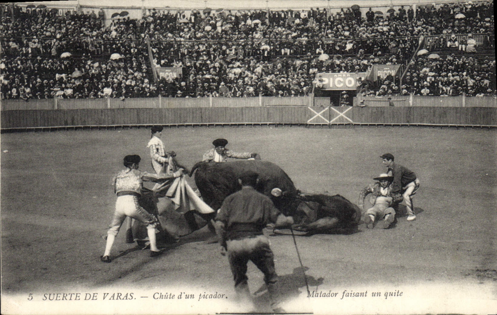 Postal Corrida Curso de toros Caída de un picador Matador que hace un quite