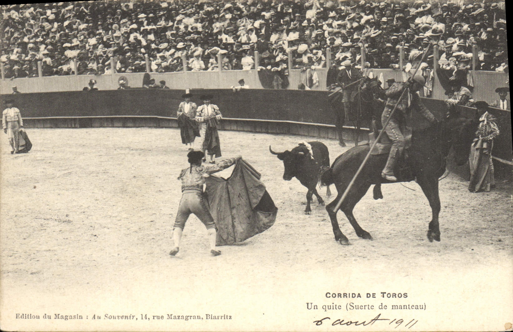 CPA Corrida Course de taureaux Un quite Suerte de manteau