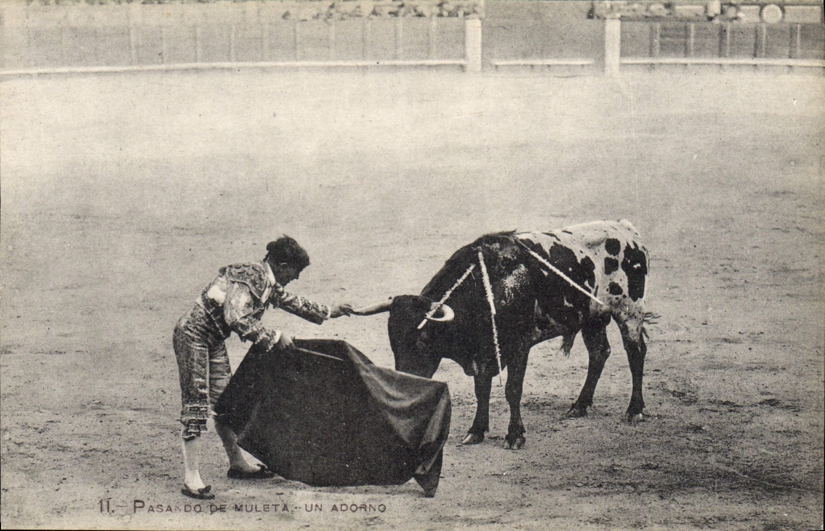 CPA Corrida Course de taureaux Pasando de muleta Un adorno 