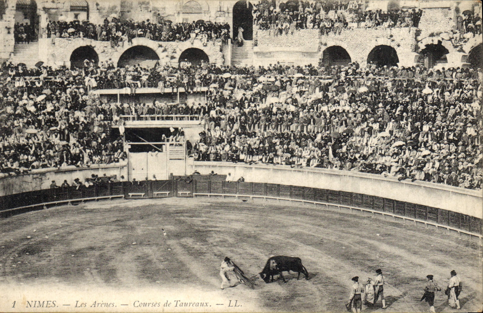 CPA Corrida Course de taureaux Nimes Les arenes 