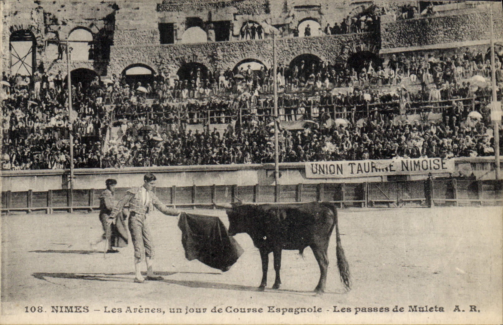 Postal Corrida Corrida de toros Nimes las arenas un día de curso español los pasos de muleta