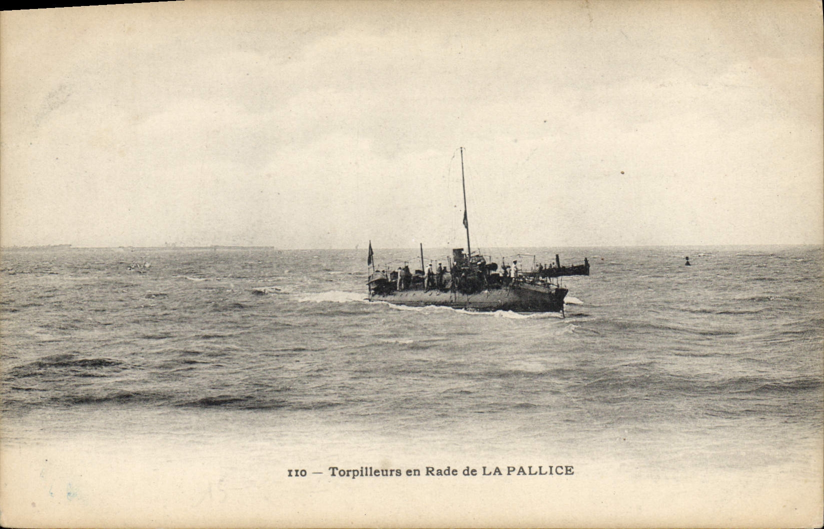 CPA Bateau Guerre Torpilleurs en rade de la Pallice 