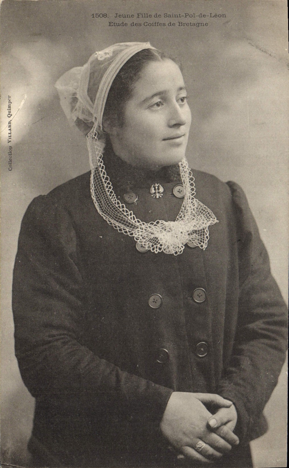 CPA Folklore Jeune fille de Saint Pol de Leon 