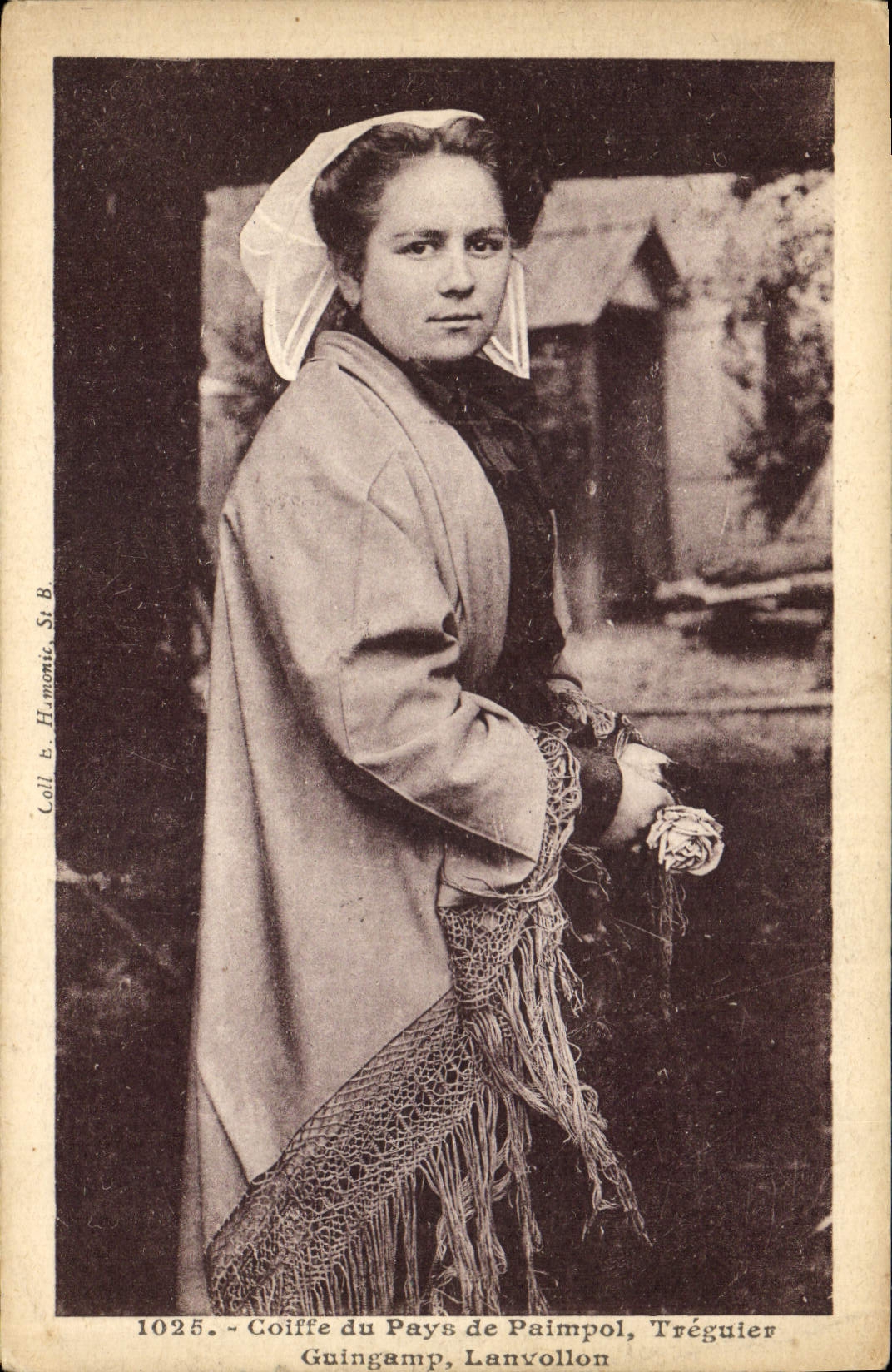 CPA Folklore Coiffe du Pays de Paimpol Treguier Guingamp Lanvollon 