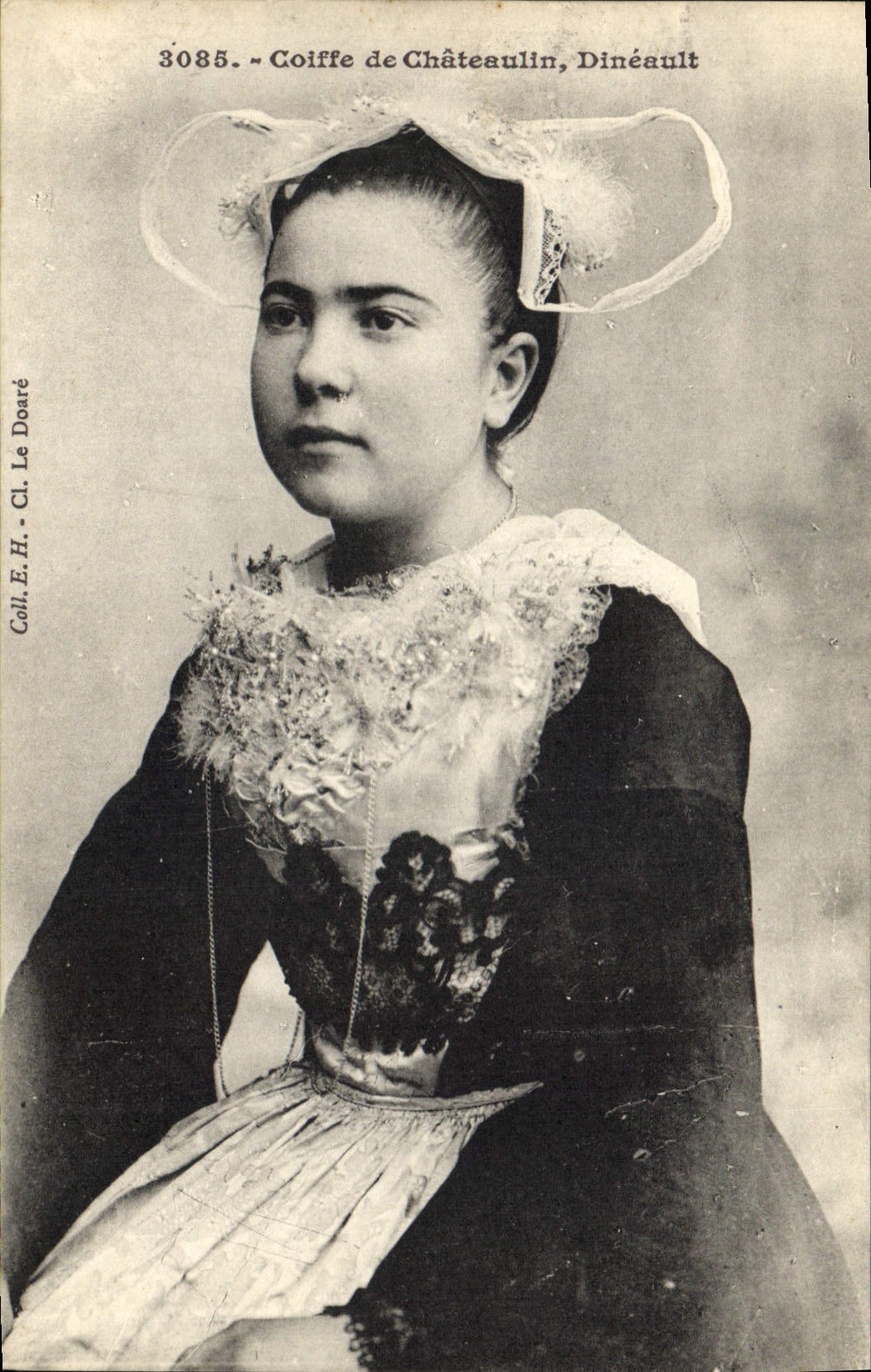 CPA Folklore Coiffe de Chateaulin Dineault 