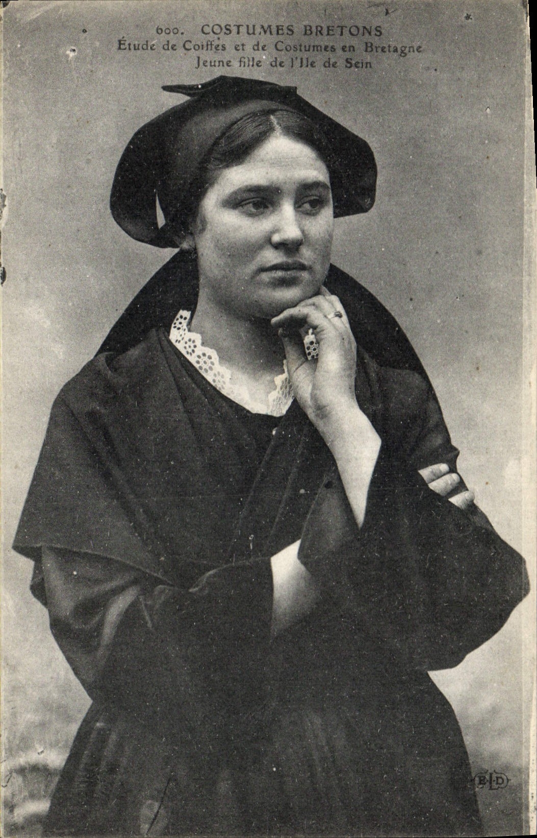 CPA Folklore Jeune fille de l'Ile de Sein 