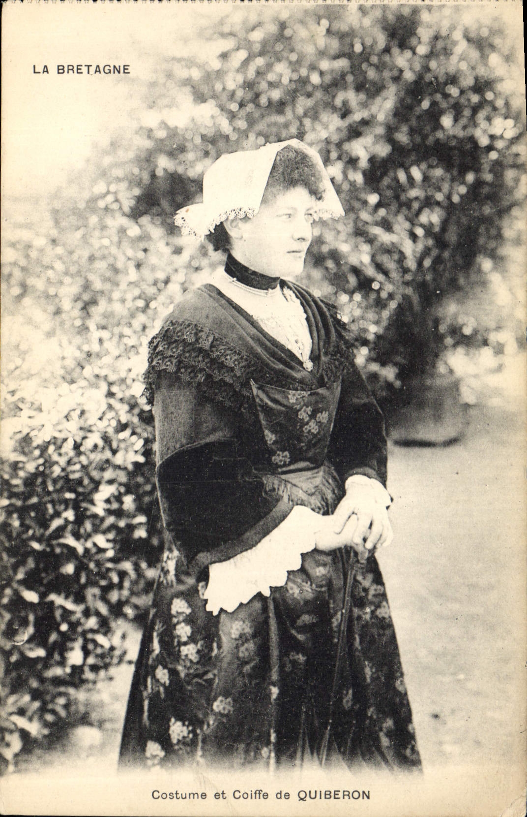 CPA Folklore Costume et coiffe de Quiberon 
