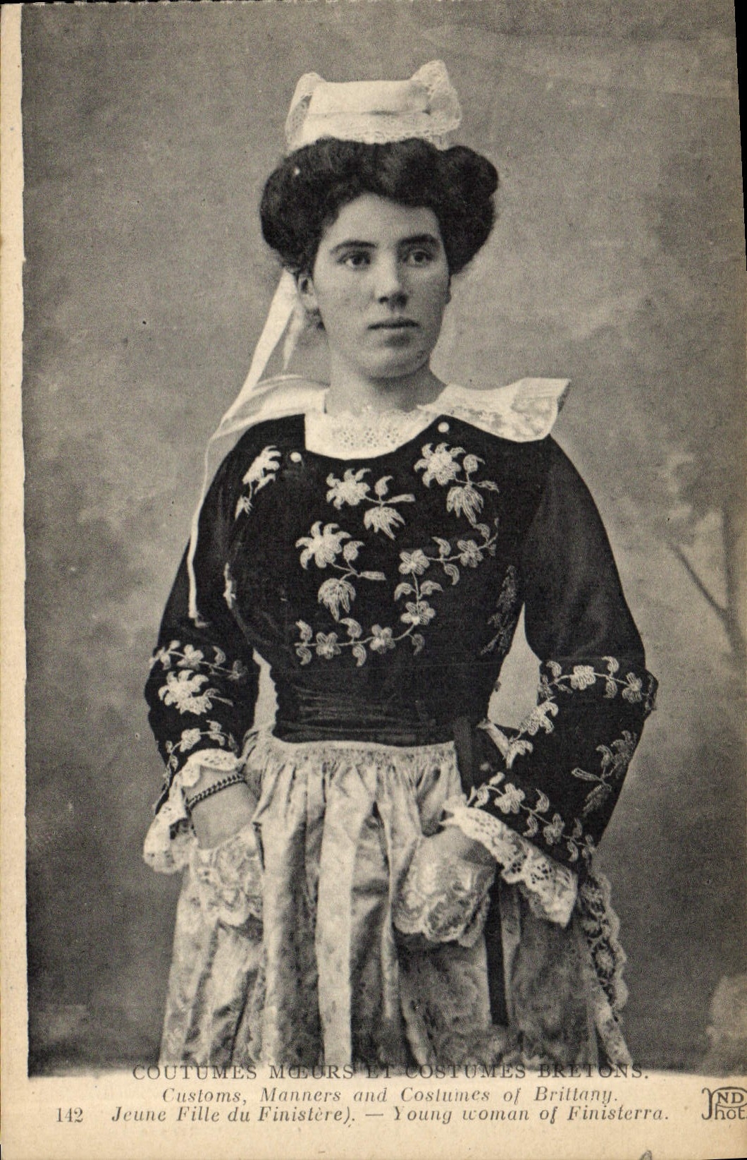 CPA Folklore Jeune fille du Finistere 
