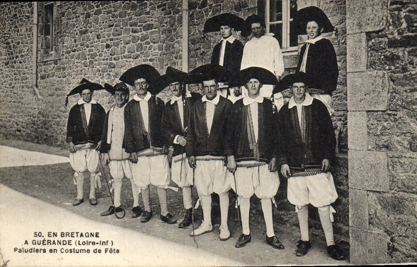CPA Folklore Guerande Paludiers en costume de fete