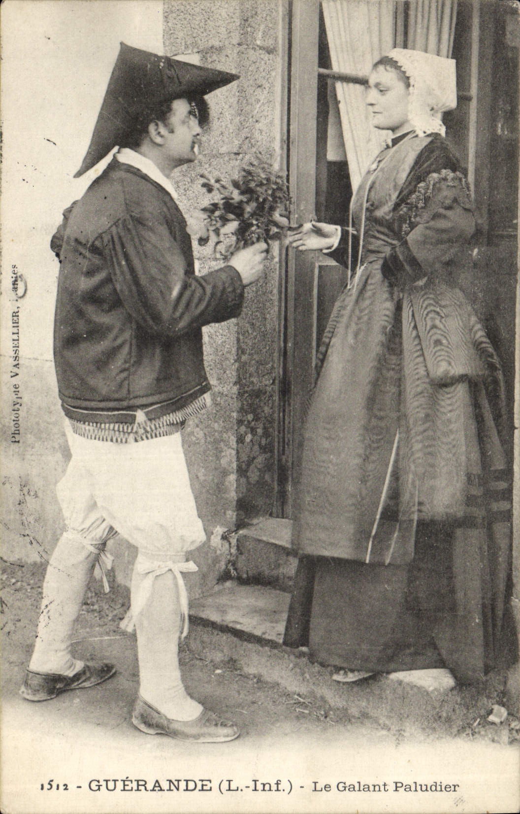 CPA Folklore Guerande Le galant paludier