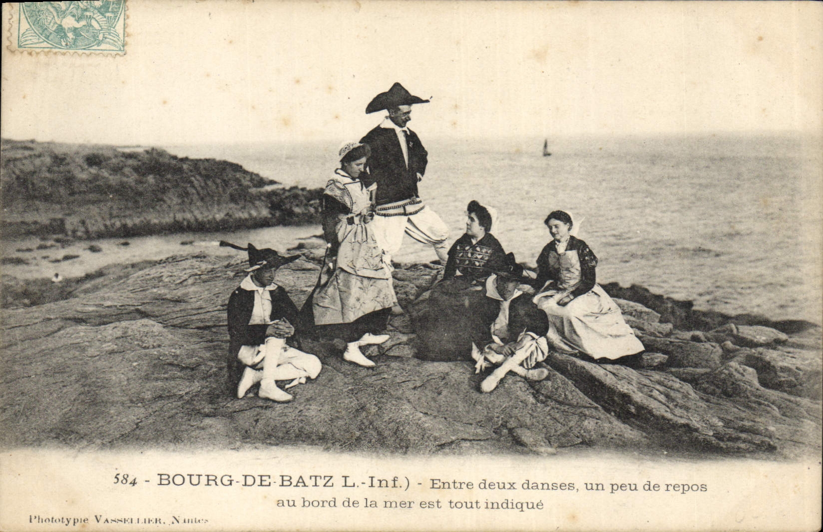 CPA Folklore Bourg de Batz Entre deux danses un peu de repos au bord de la mer est tout indique 
