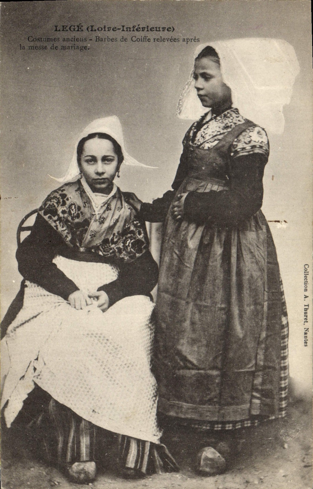 CPA Folklore Lege Costumes anciens Barbes de coiffe relevees apres la messe de mariage 