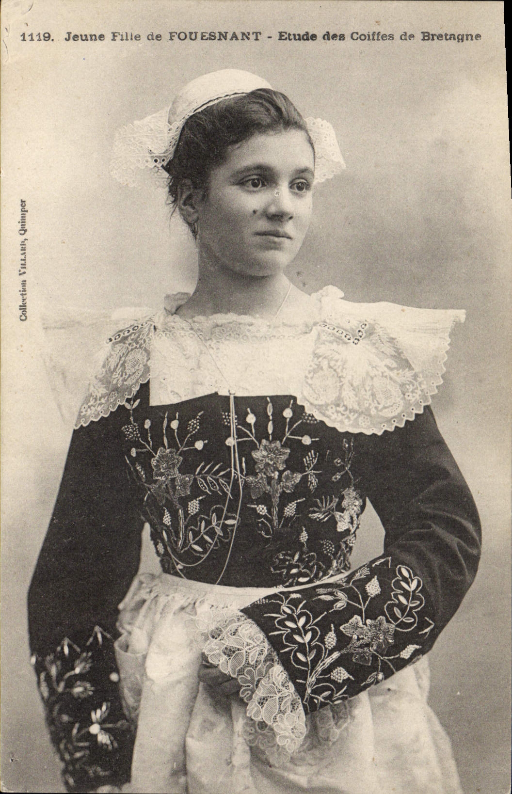 CPA Folklore Jeune fille de Fouesnant 