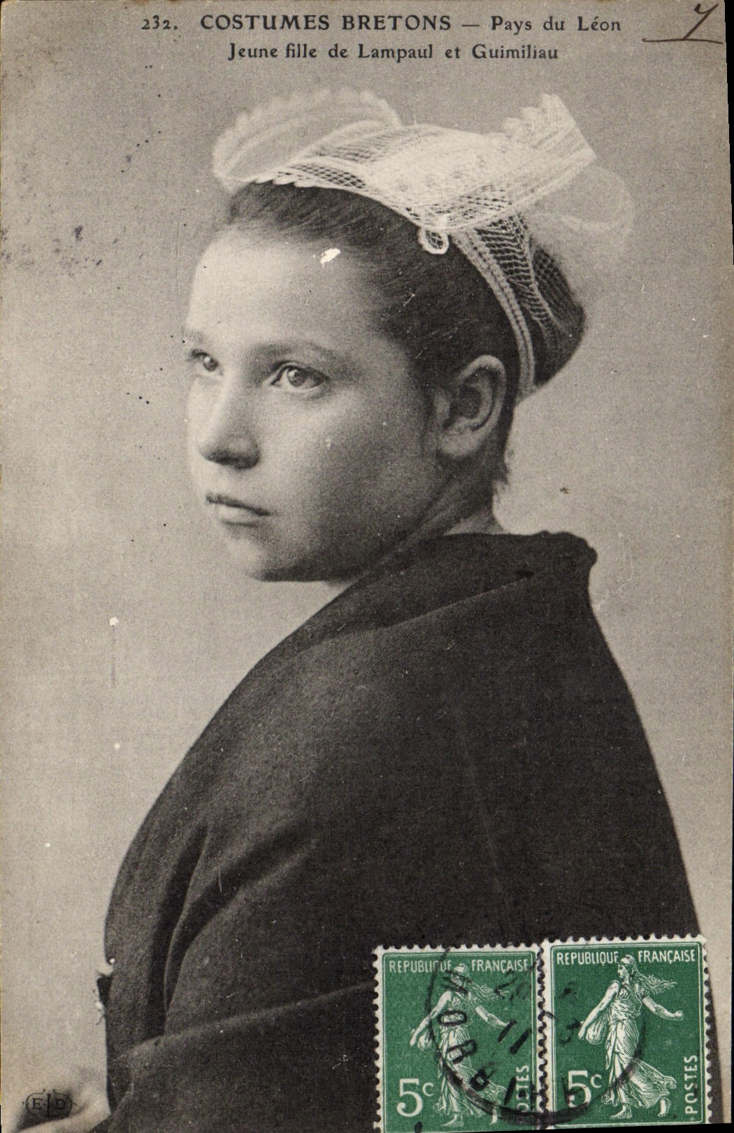 CPA Folklore Pays du Leon Jeune fille de Lampaul et Guimiliau 