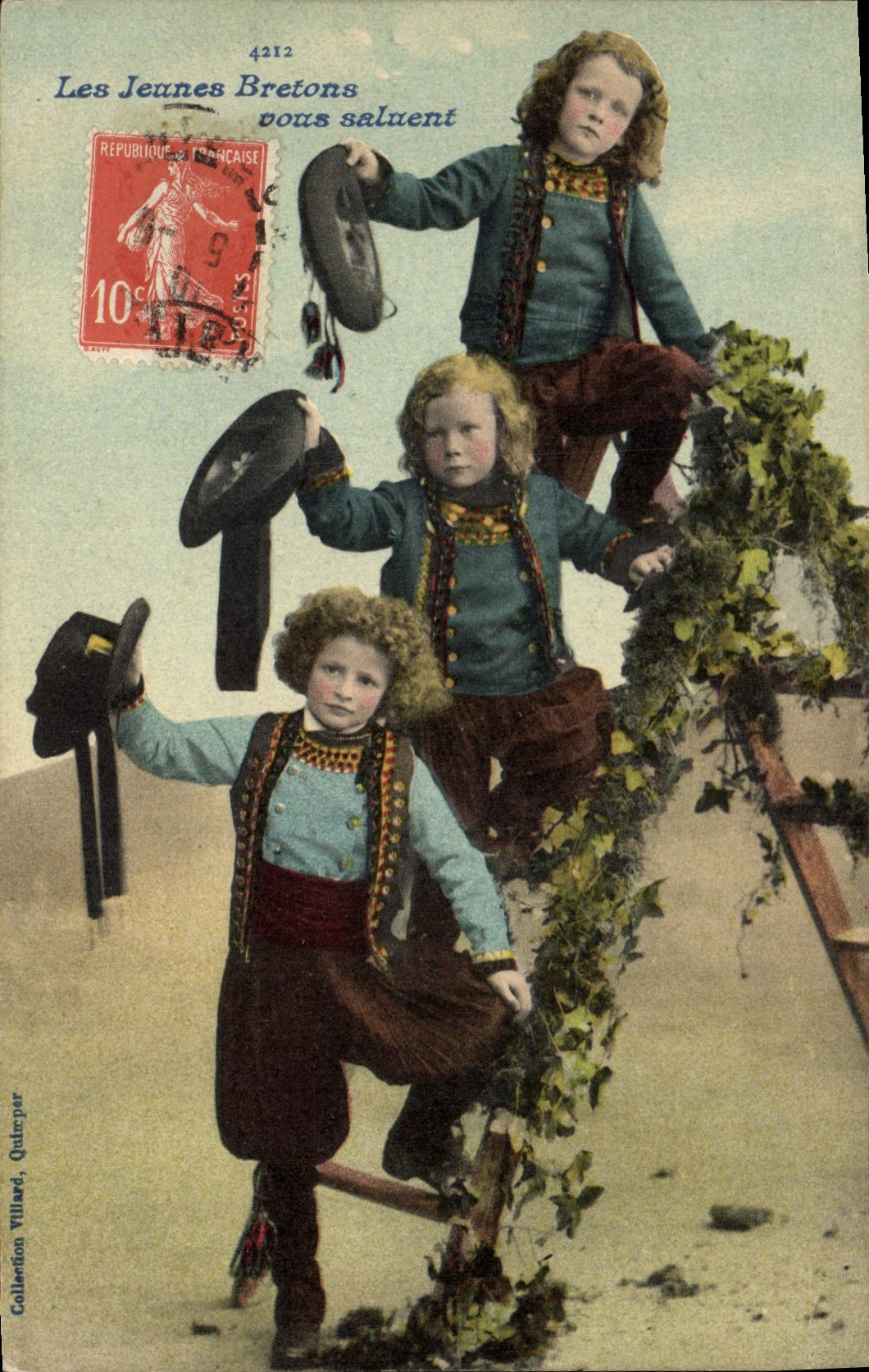 CPA Folklore Les jeunes Bretons vous saluent Enfants 