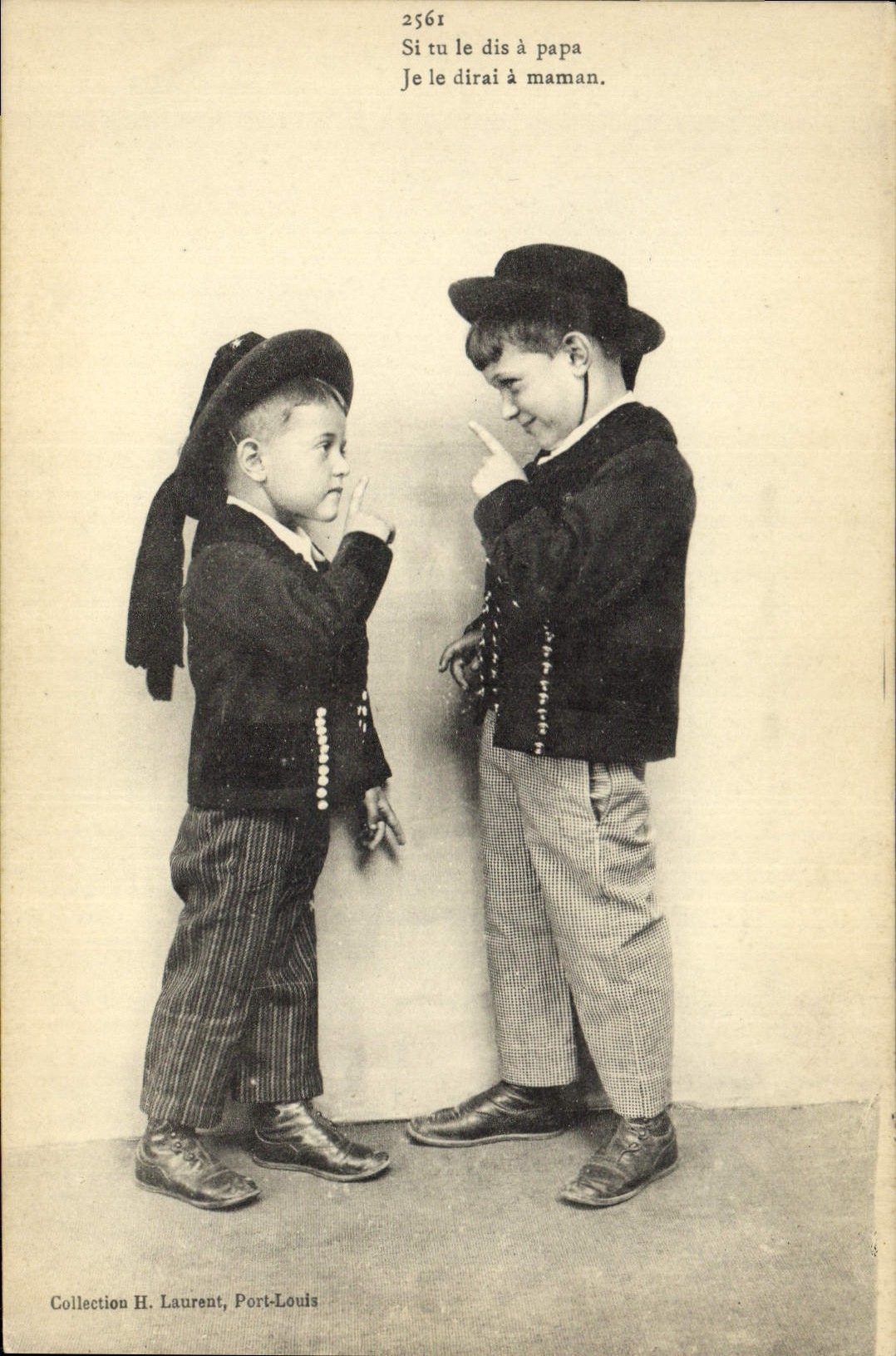 CPA Folklore Si tu le dis a Papa je le dirai a Maman 
