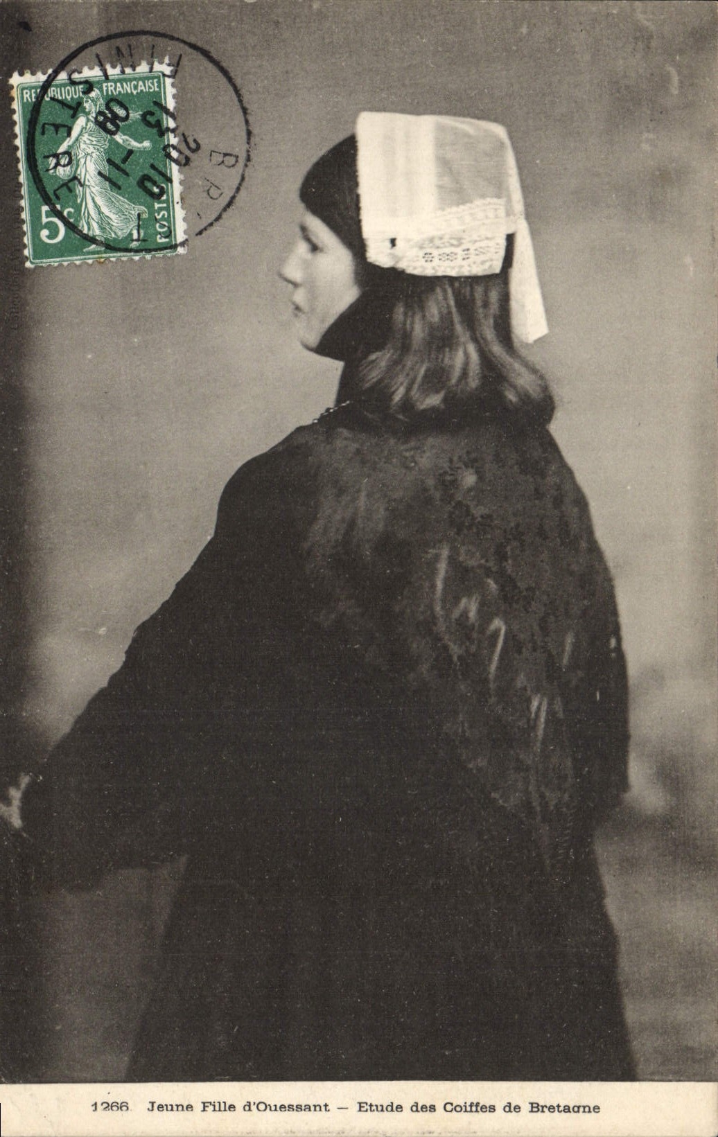 CPA Folklore Jeune fille d'Ouessant 