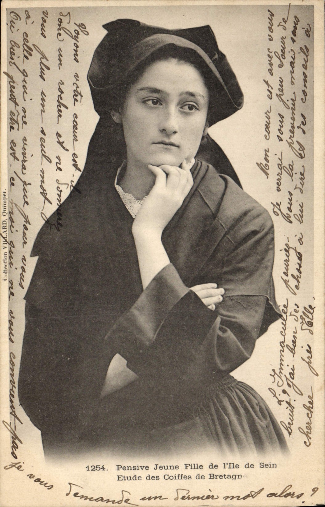 CPA Folklore Pensive jeune fille de l'Ile de Sein 