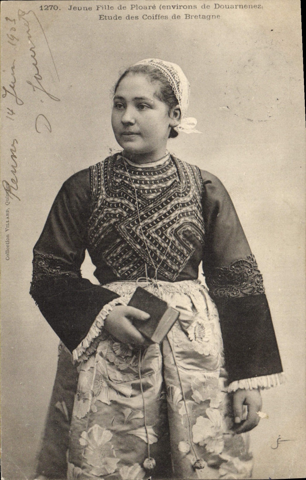 CPA Folklore Jeune fille de Ploare Environs de Douarnenez 