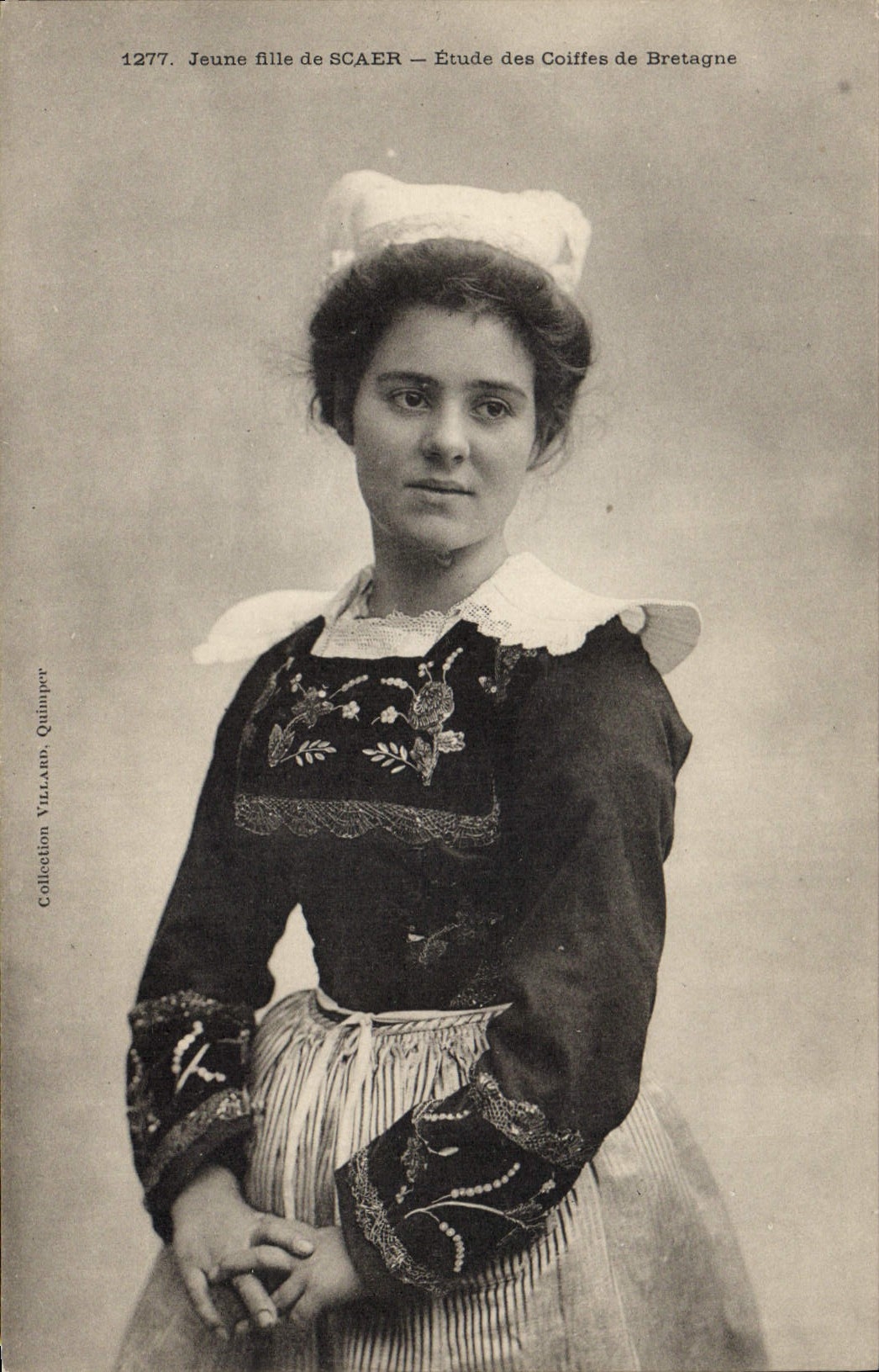 CPA Folklore Jeune fille de Scaer 
