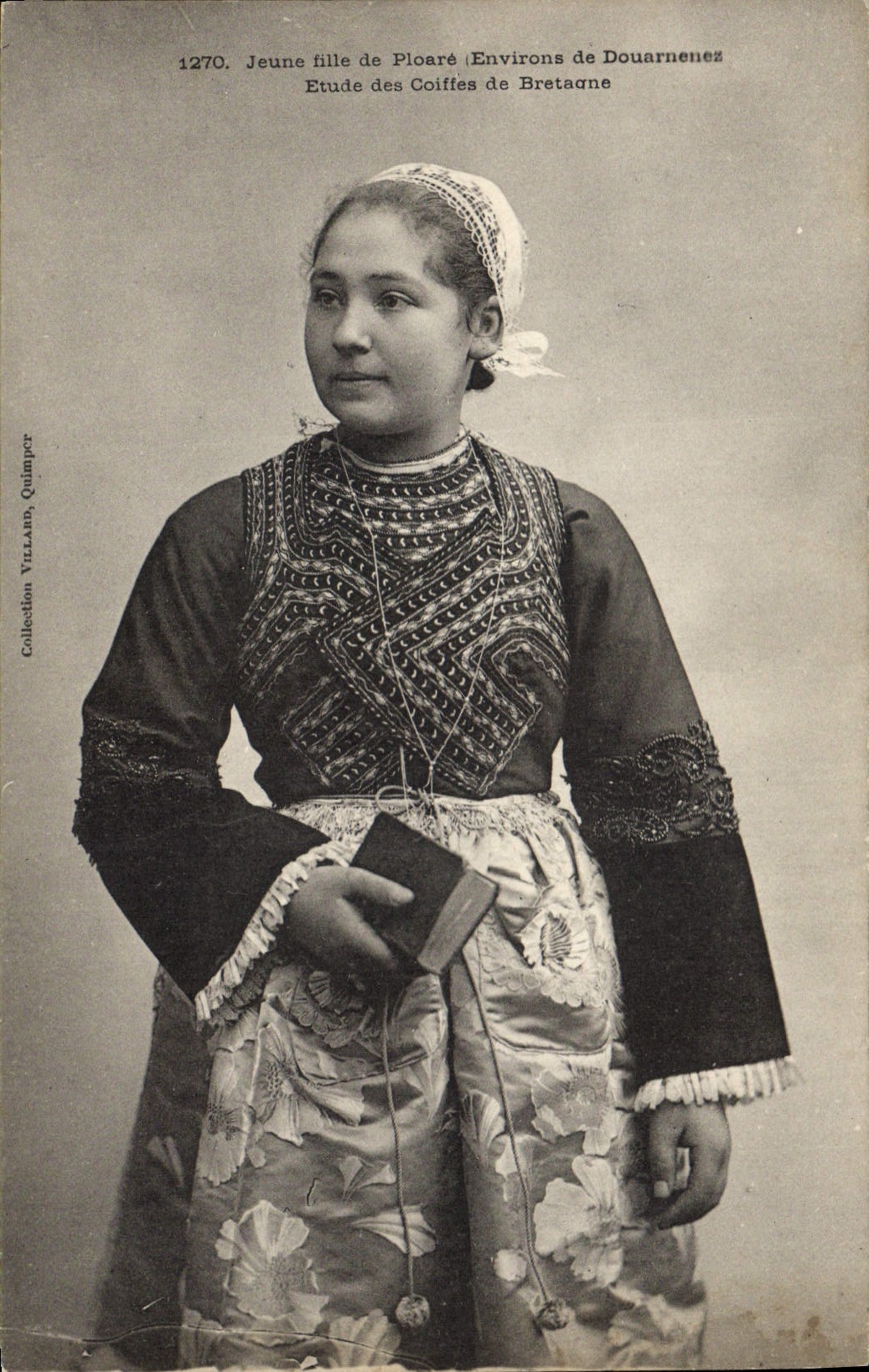 CPA Folklore Jeune fille de Ploare Environs de Douarnenez 