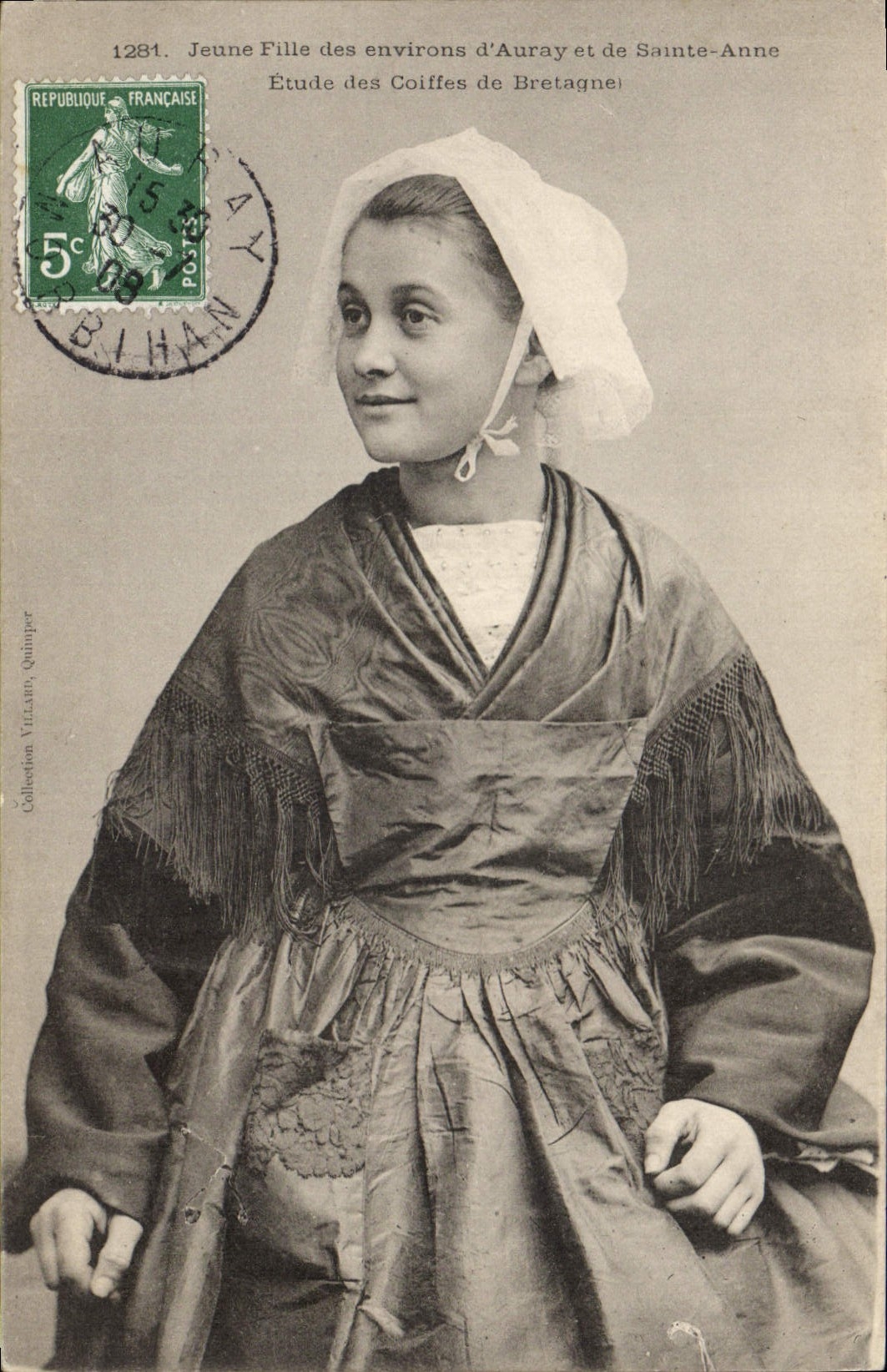 CPA Folklore Jeune fille des environs d'Auray et de Sainte Anne 
