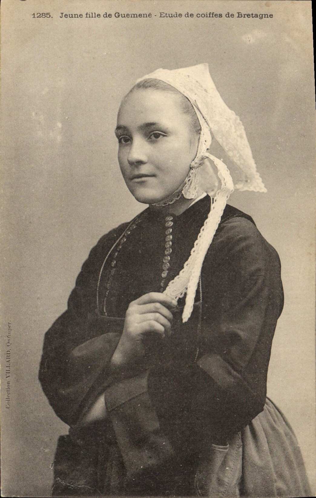 CPA Folklore Jeune fille de Guemene 