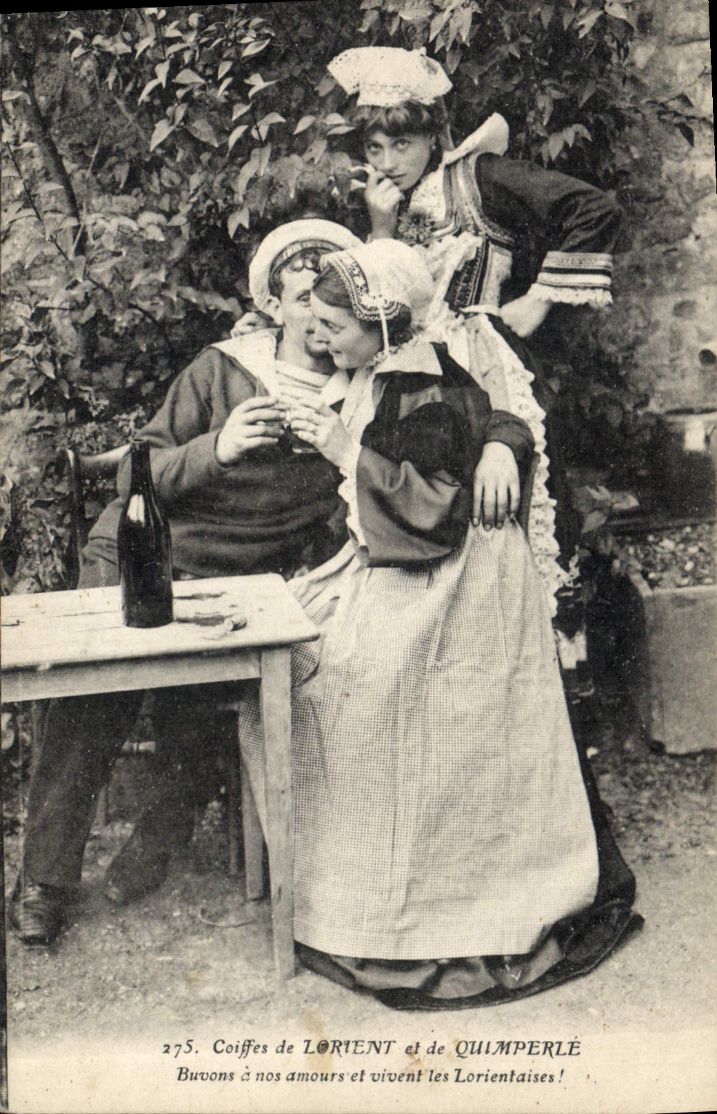 CPA Folklore Coiffes de Lorient et de Quimperle Marin 