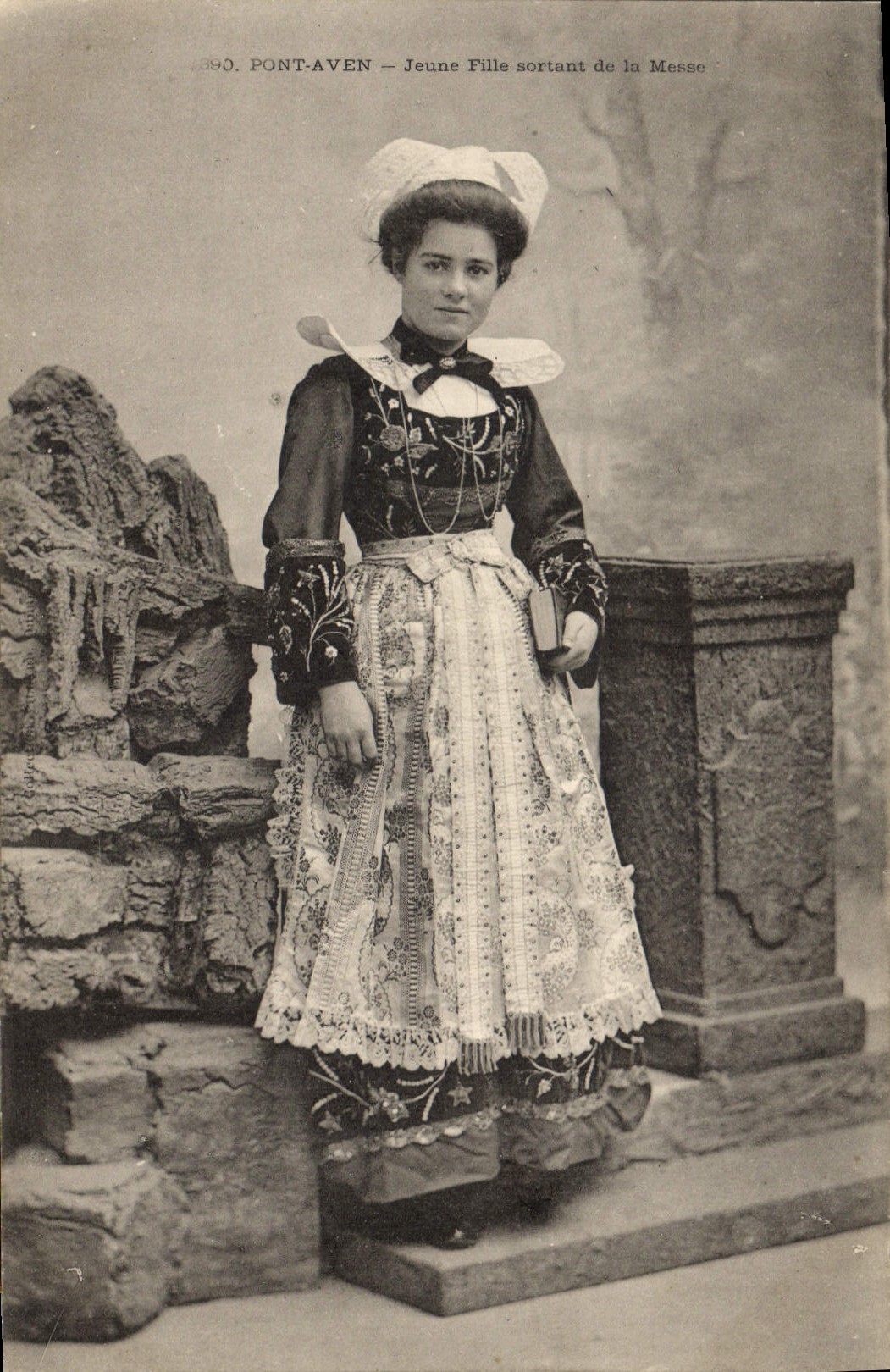 CPA Folklore Pont Aven Jeune fille sortant de la messe 