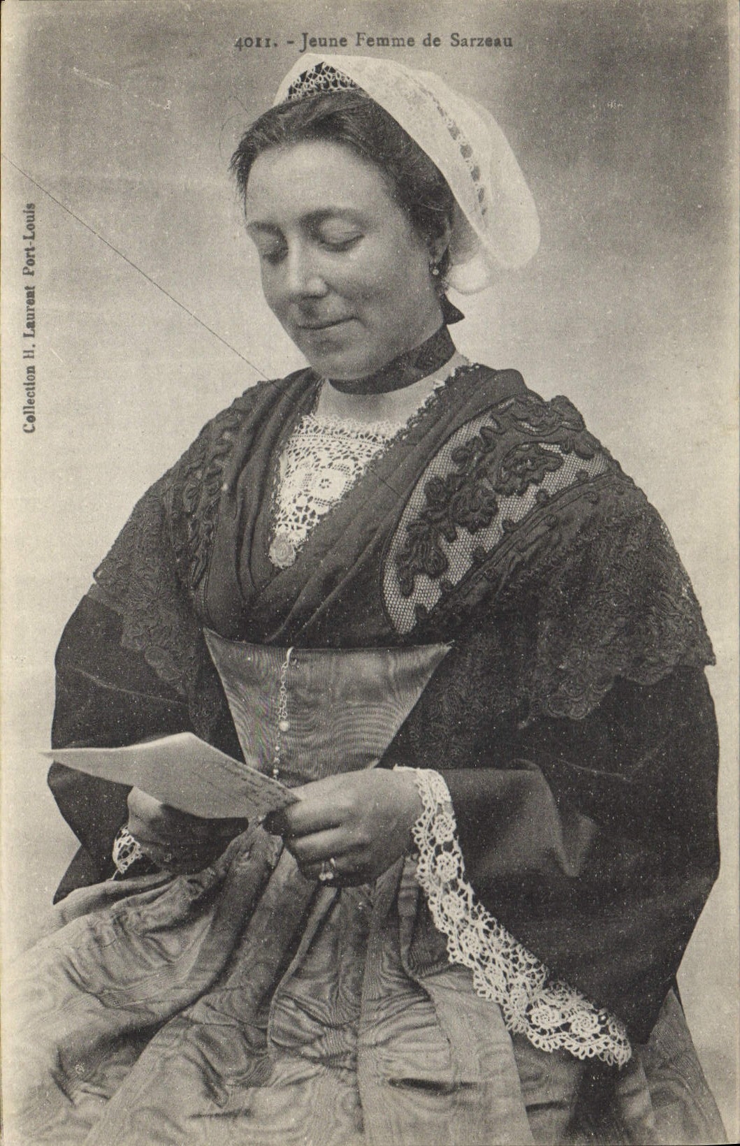 CPA Folklore Jeune fille de Sarzeau 